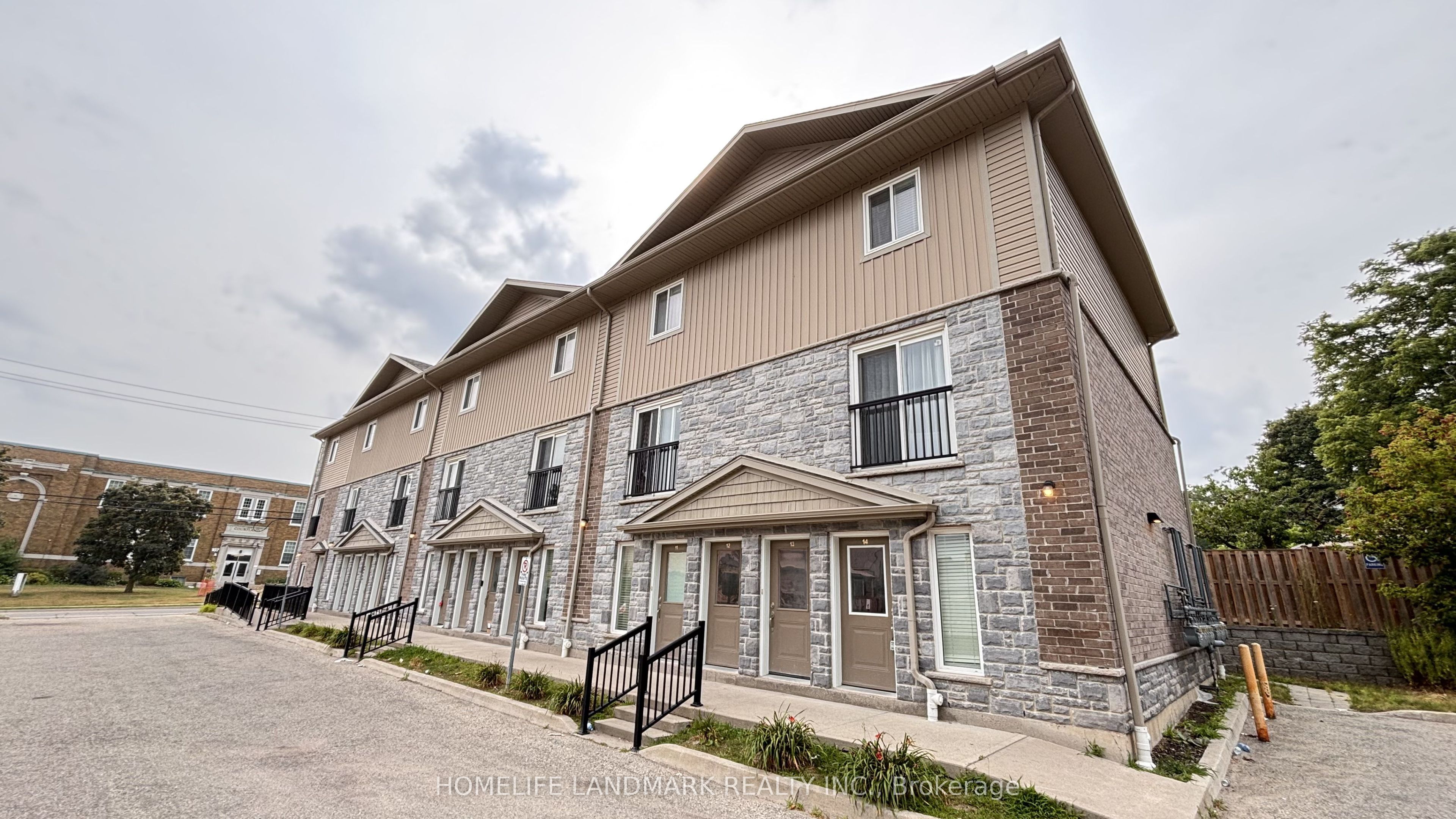 122 COURTLAND Avenue E, Waterloo, ON N2G 0B8
