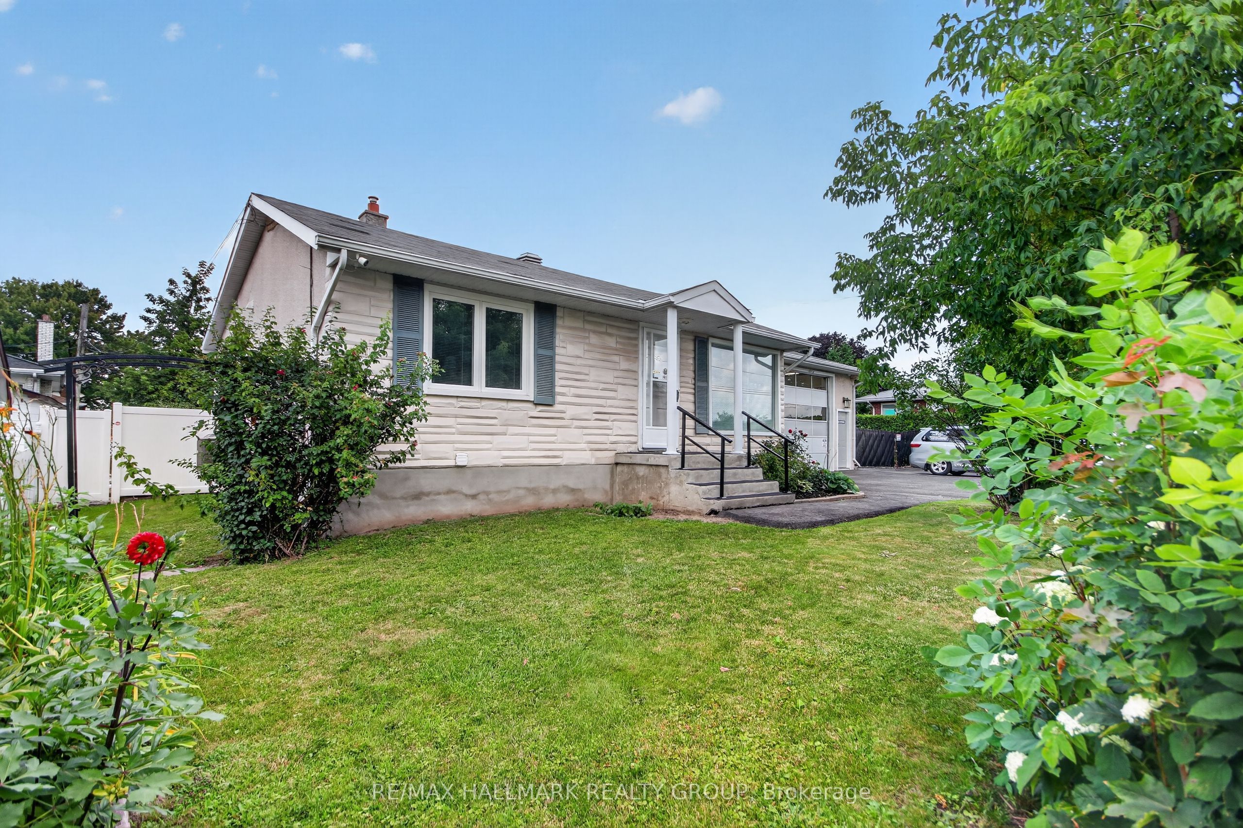 1125 Kenaston Street, Cyrville - Carson Grove - Pineview, ON K1B 3P1