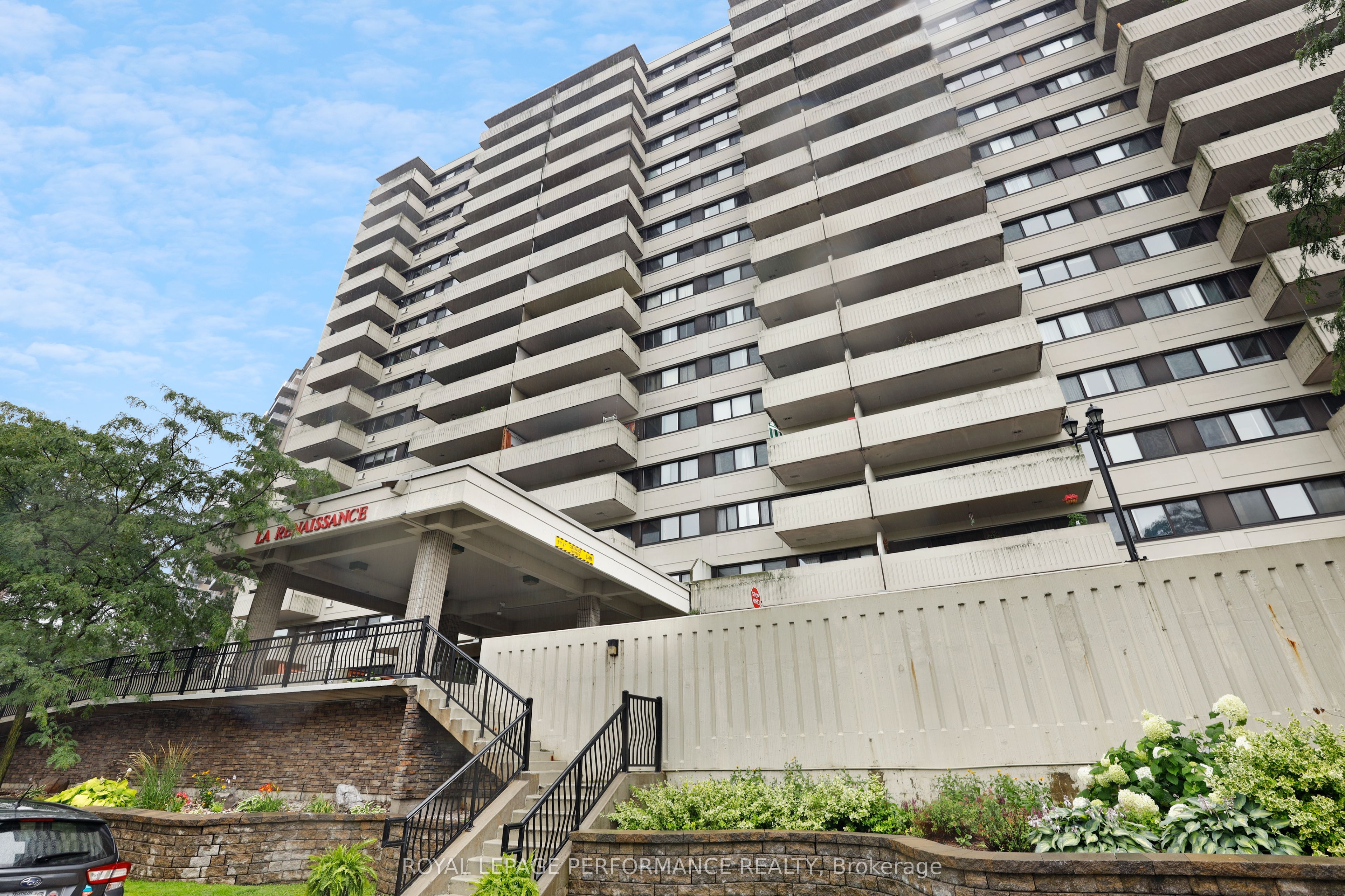 40 Landry Street 904, Vanier and Kingsview Park, ON K1L 8K4