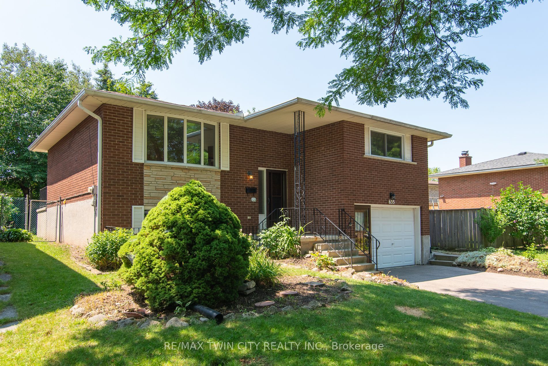 635 Cedargrove Place, Waterloo, ON N2L 4Y8 photo 2