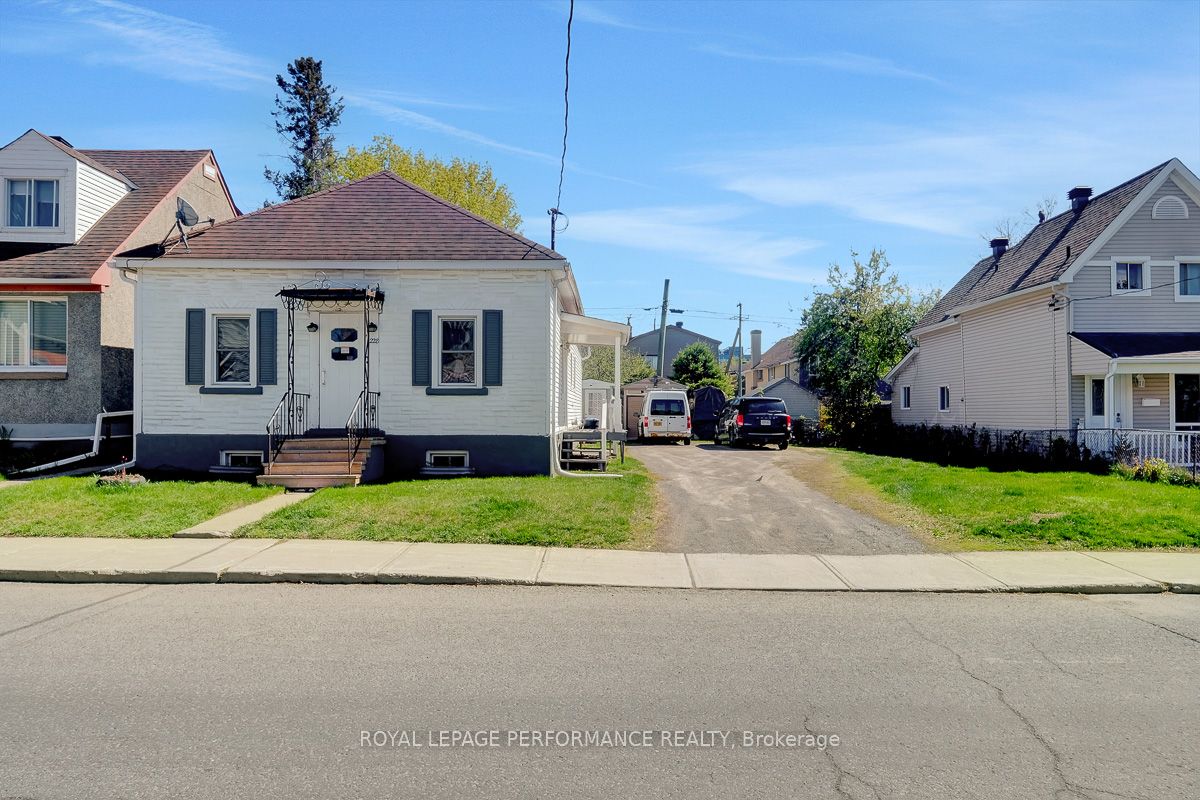 228 Carillon Street, Vanier and Kingsview Park, ON K1L 5X8 photo 2
