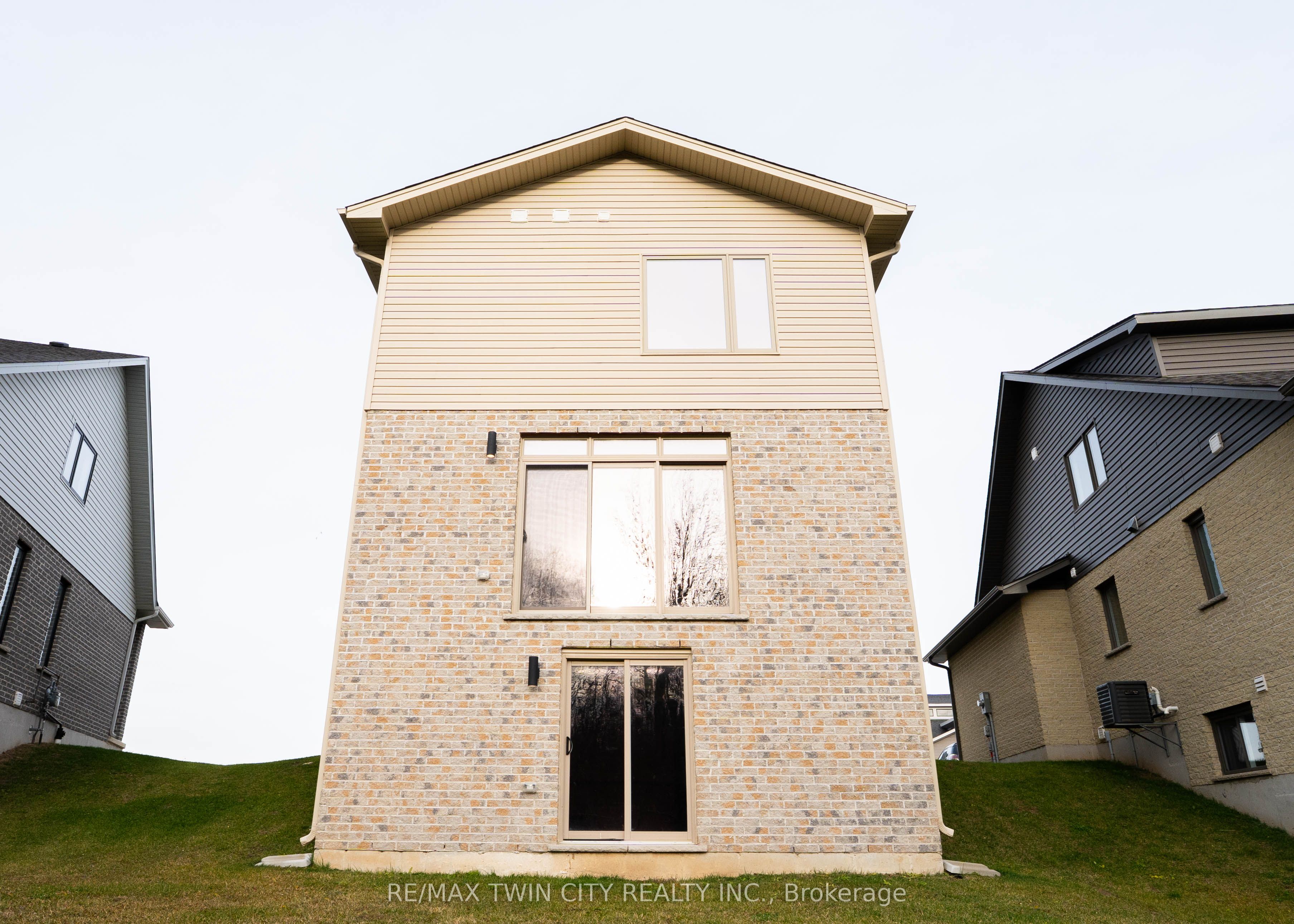 2092 Evans Crescent, London South, ON N6M 0A1 photo 2