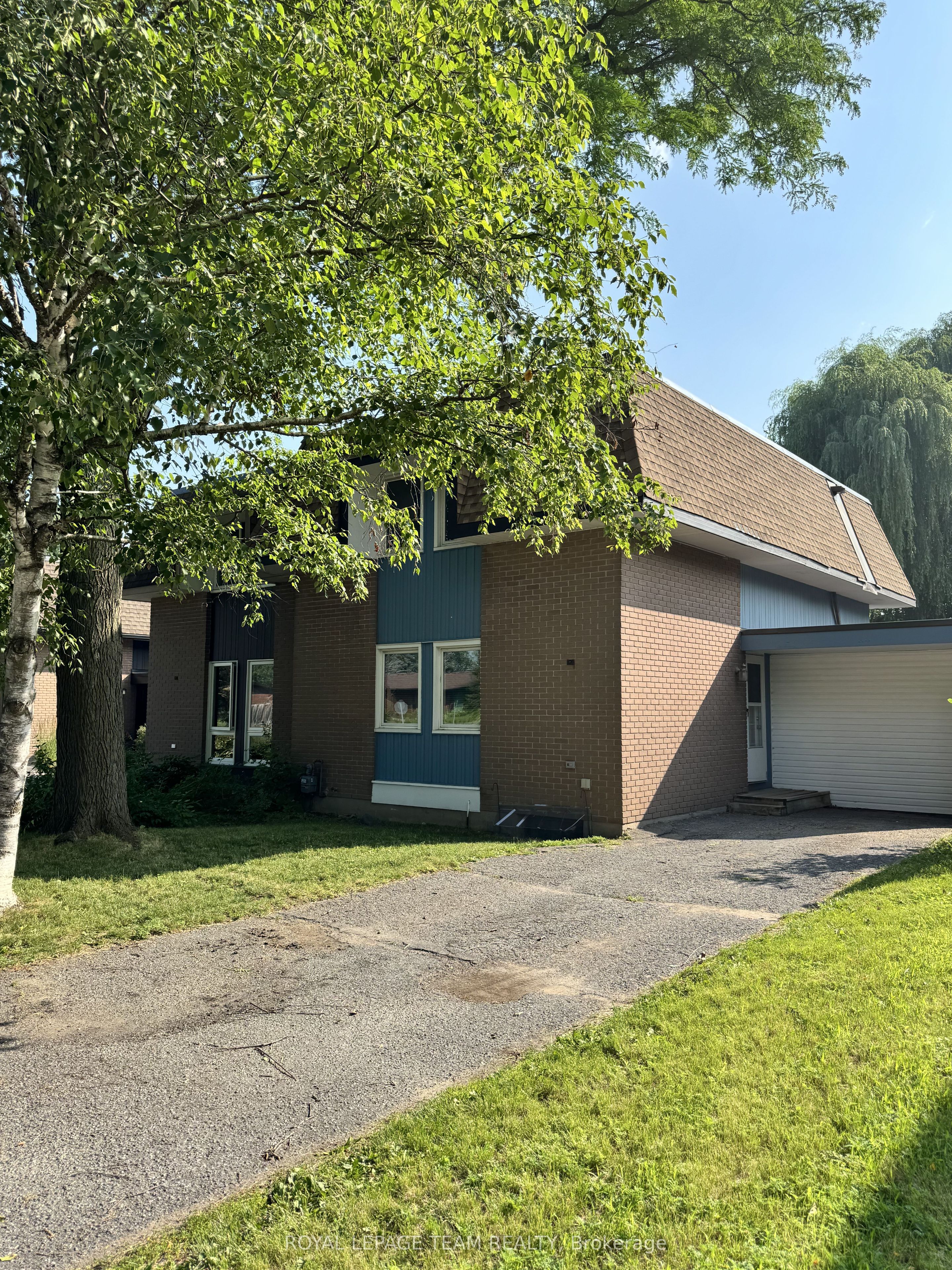 145 Penfield Drive, Kanata, ON K2K 1M4