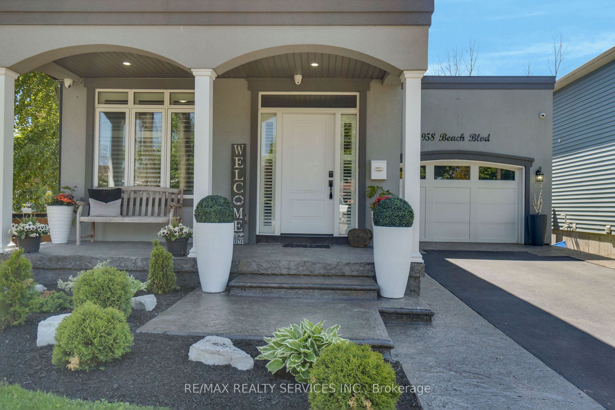 958 Beach Boulevard, Hamilton, ON L8H 6Z4