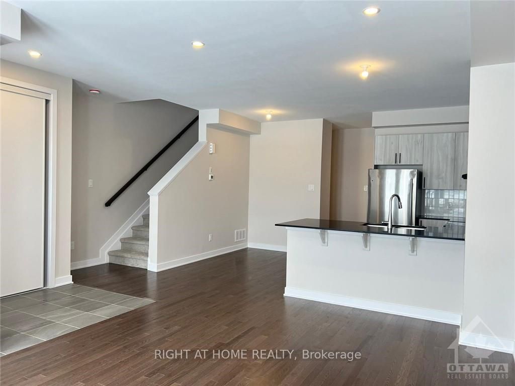 6325 PERTH Street, Stittsville - Munster - Richmond, ON K0A 2Z0 photo 2