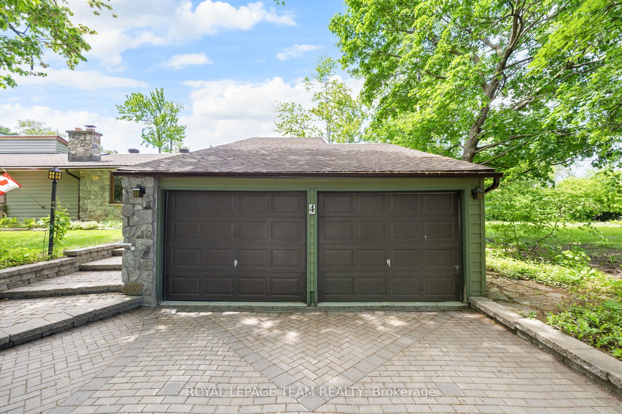 4 Leeward Street, Country Place - Pineglen - Crestview and Area, ON K2E 5W5 photo 3