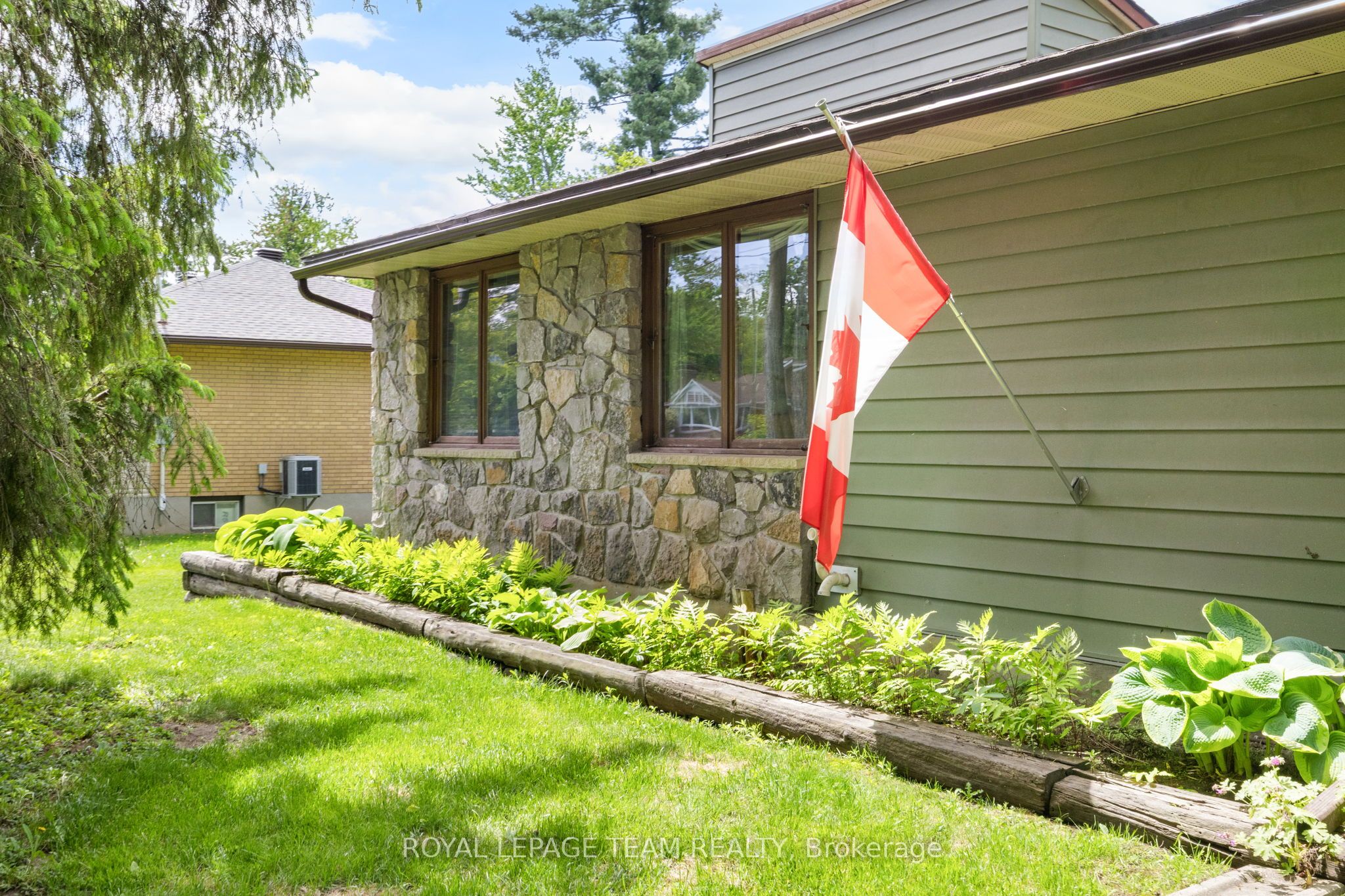 4 Leeward Street, Country Place - Pineglen - Crestview and Area, ON K2E 5W5 photo 4