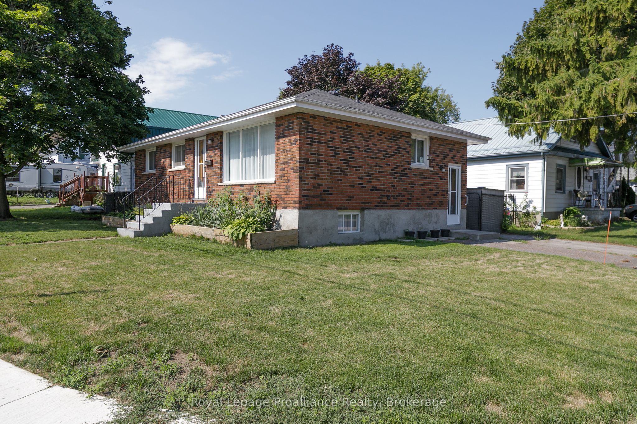 26 James Street, Quinte West, ON K8V 2W9 photo 2