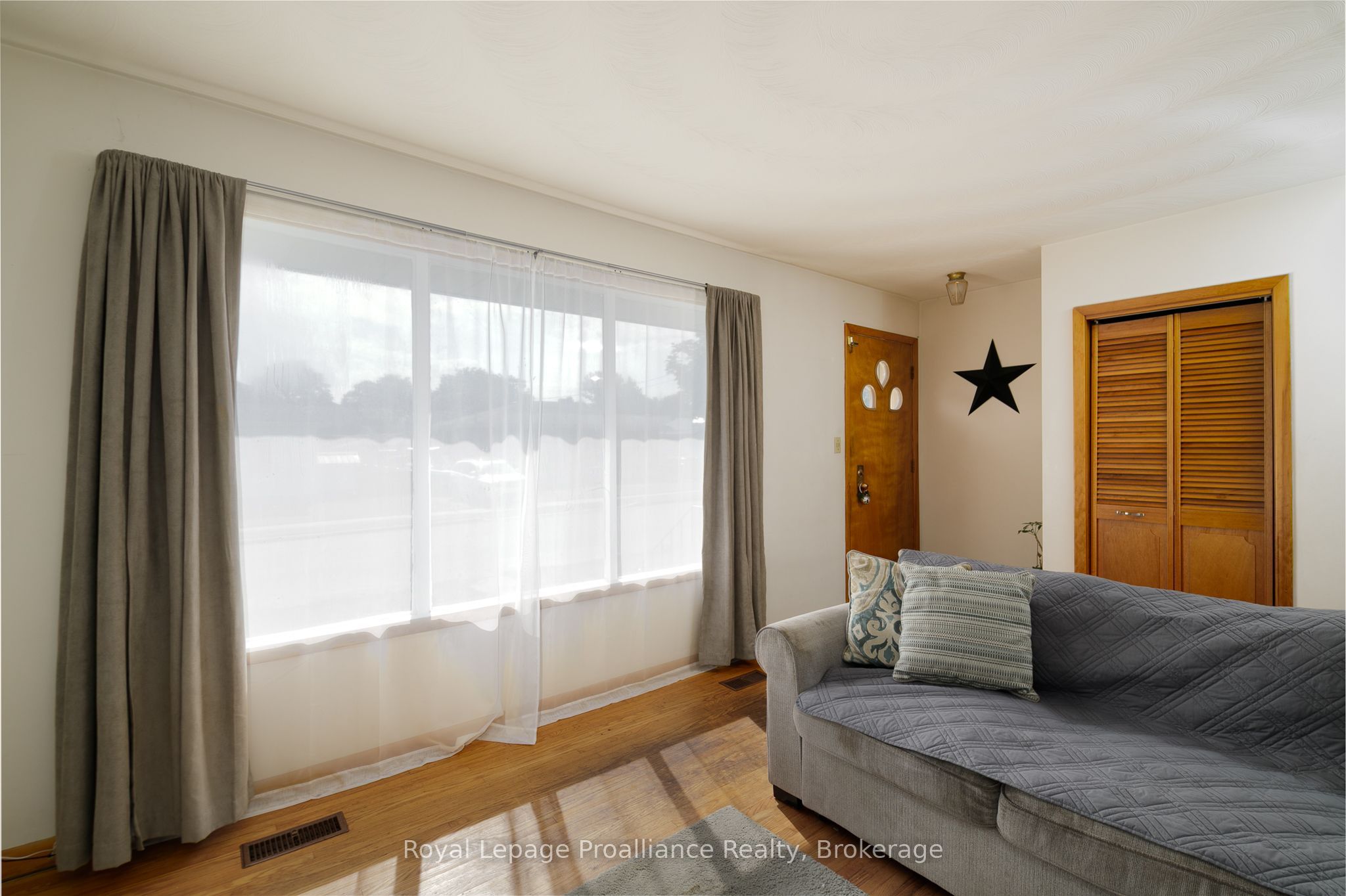 26 James Street, Quinte West, ON K8V 2W9 photo 5