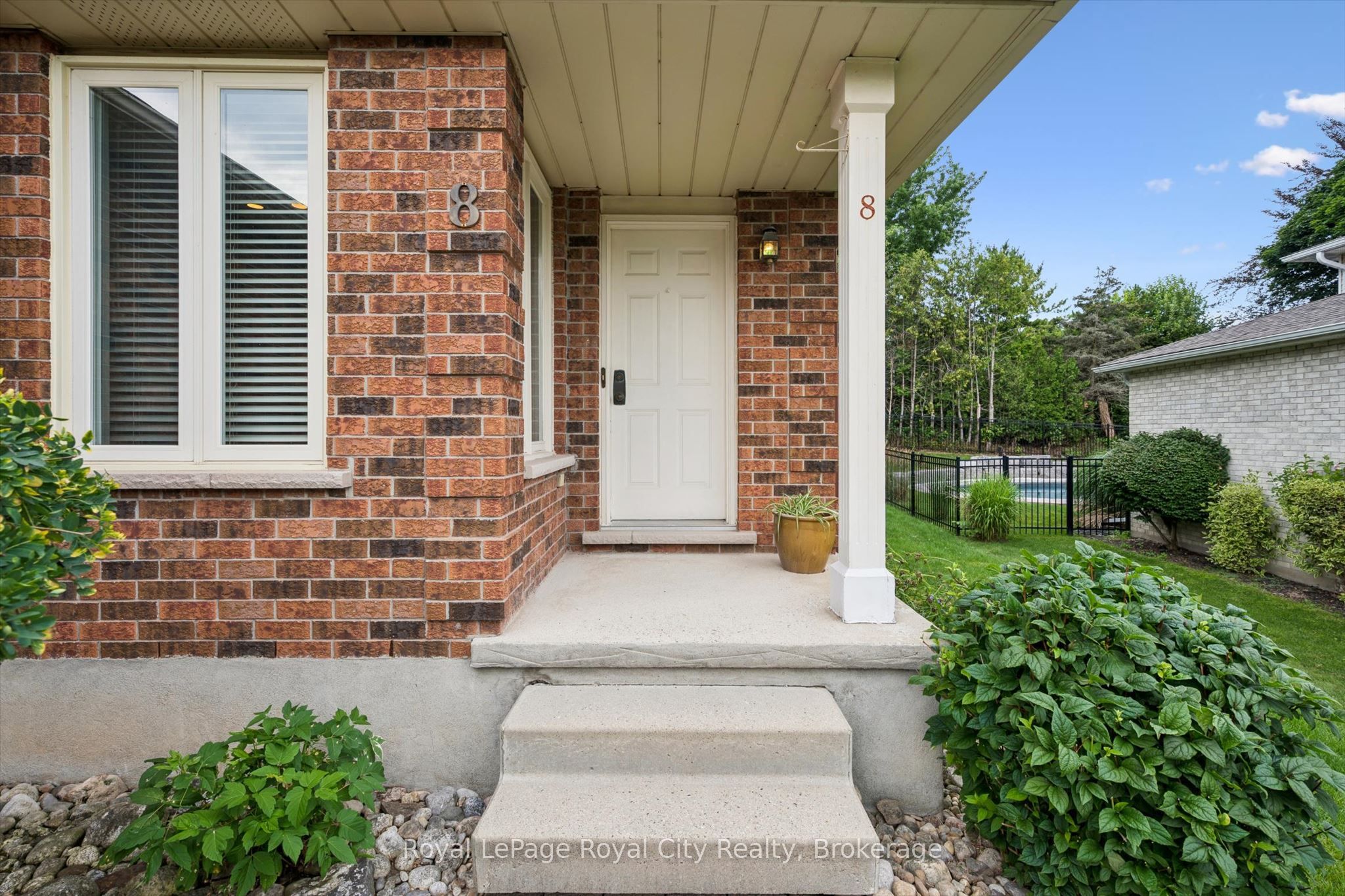 8 MOLLISON Court, Guelph, ON N1C 1A7 photo 3
