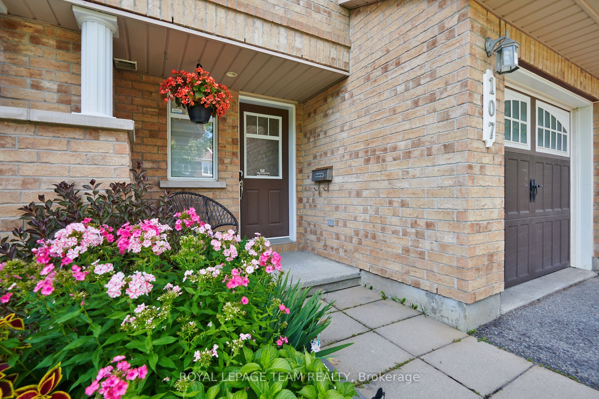 107 Garrity Crescent, Barrhaven, ON K2J 3T4 photo 2