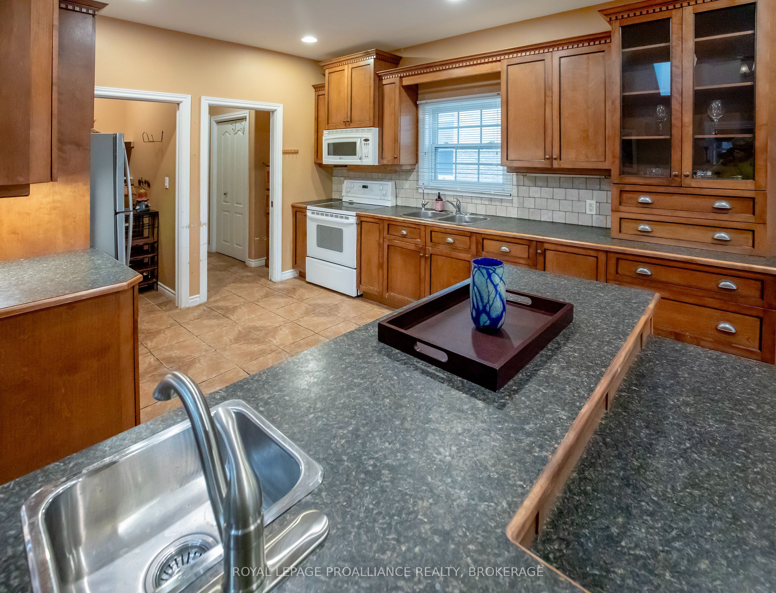 1098 Coverdale Drive, Kingston, ON K7M 8X7 photo 5