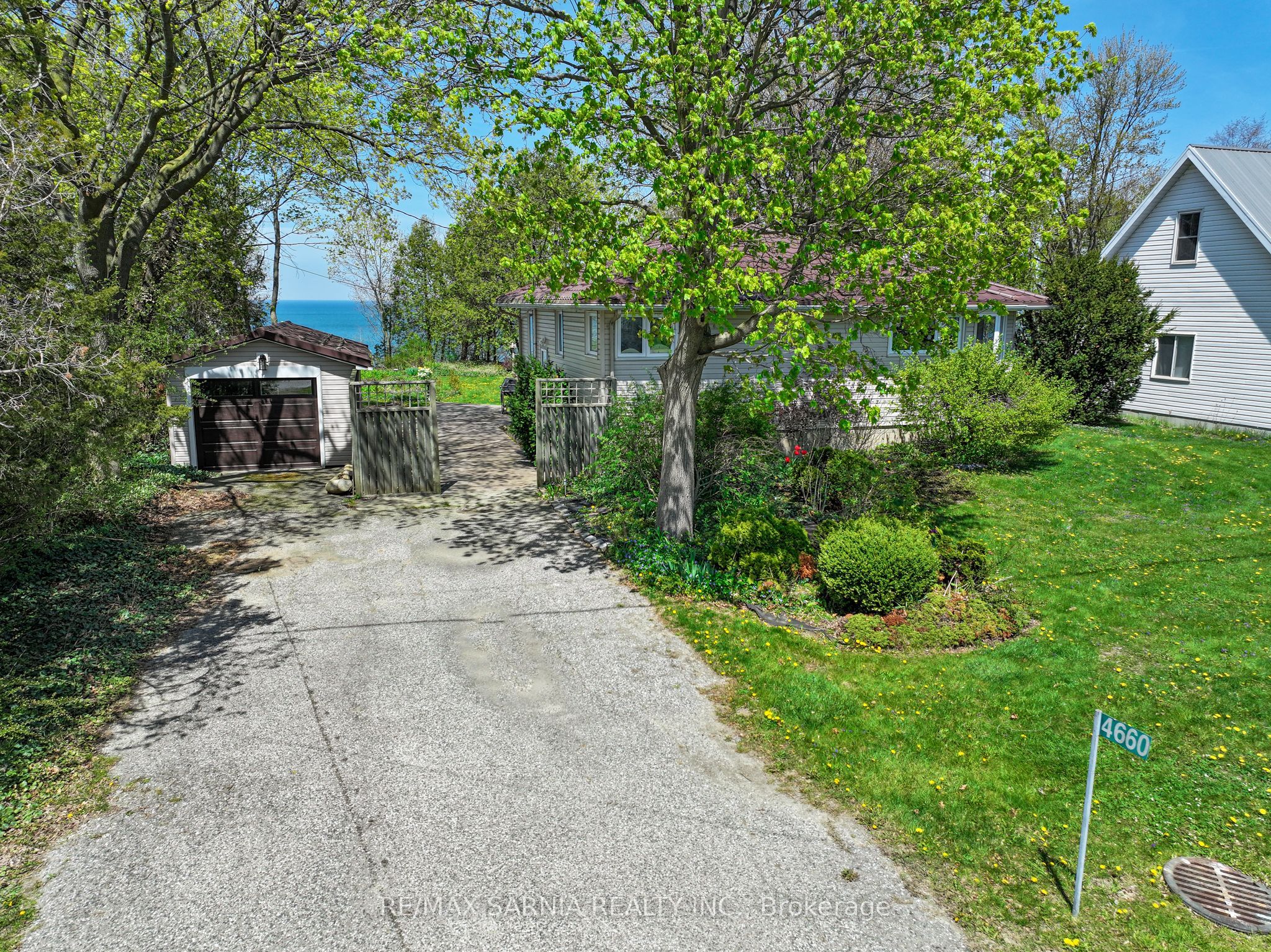 4660 Lakeside Street, Plympton-Wyoming, ON N0N 1J6 photo 2