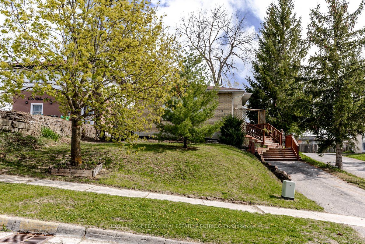 293 Welsh Street, Peterborough, ON K9H 1K8 photo 2