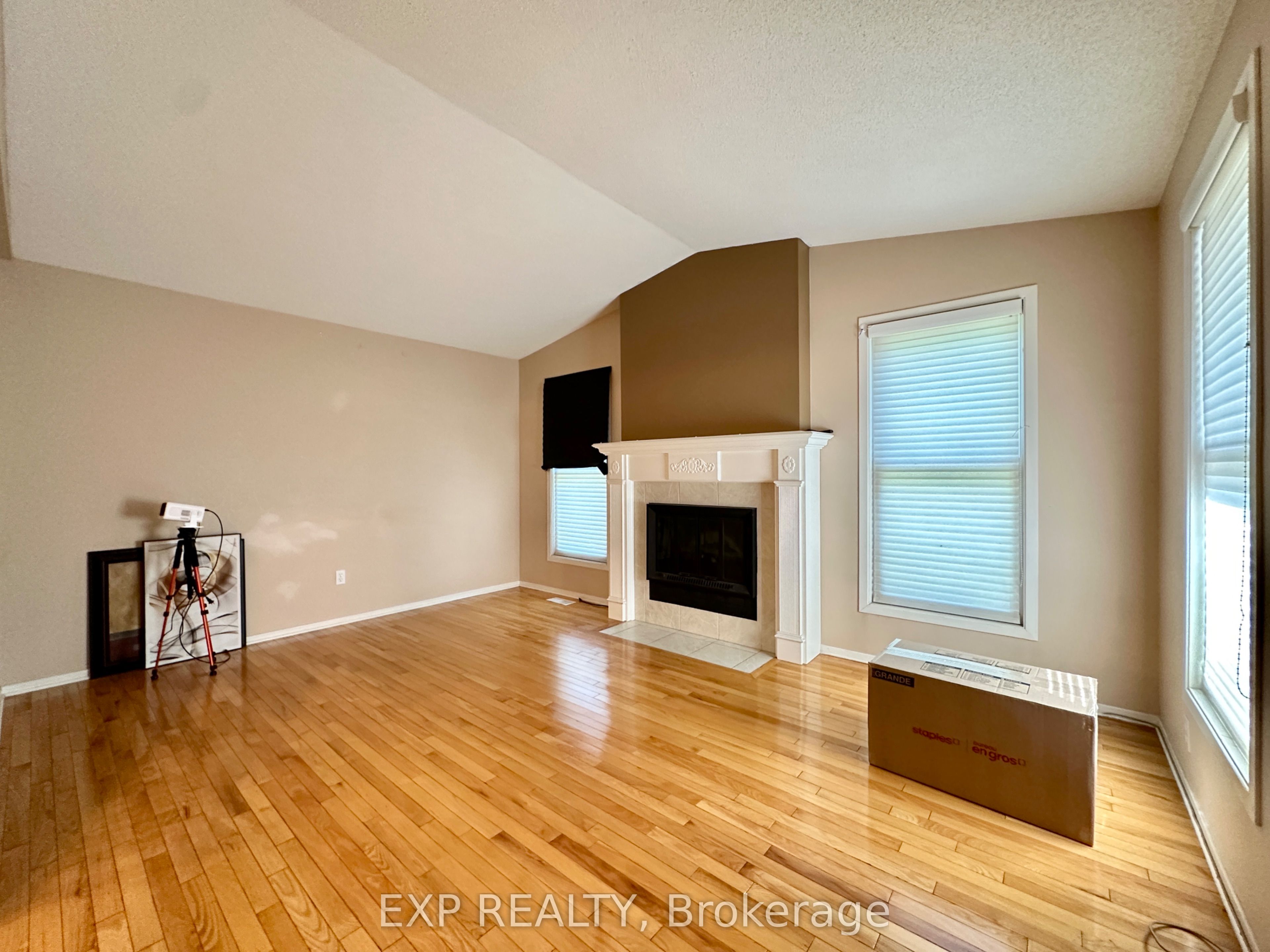 35 Barra Avenue, Kanata, ON K2L 2R9 photo 2