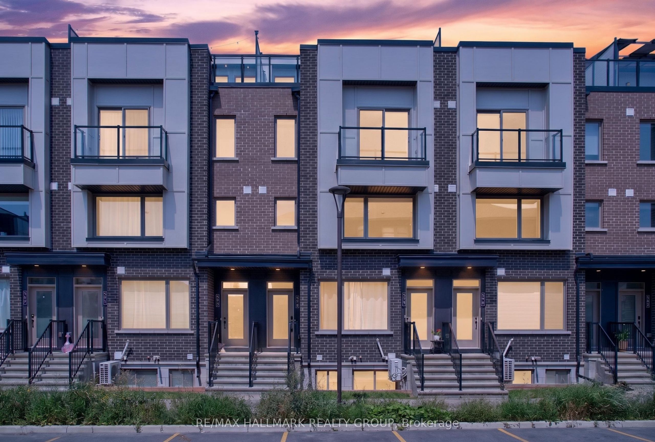 575 Takamose Private, Manor Park - Cardinal Glen and Area, ON K1K 4Z4