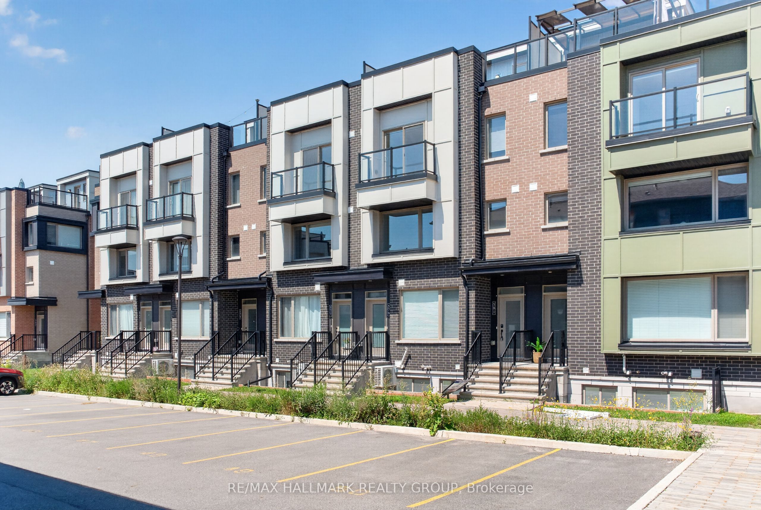 575 Takamose Private, Manor Park - Cardinal Glen and Area, ON K1K 4Z4 photo 2