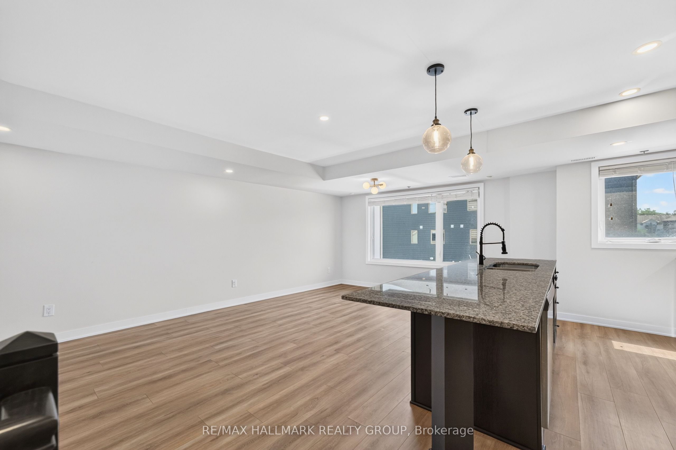 575 Takamose Private, Manor Park - Cardinal Glen and Area, ON K1K 4Z4 photo 5