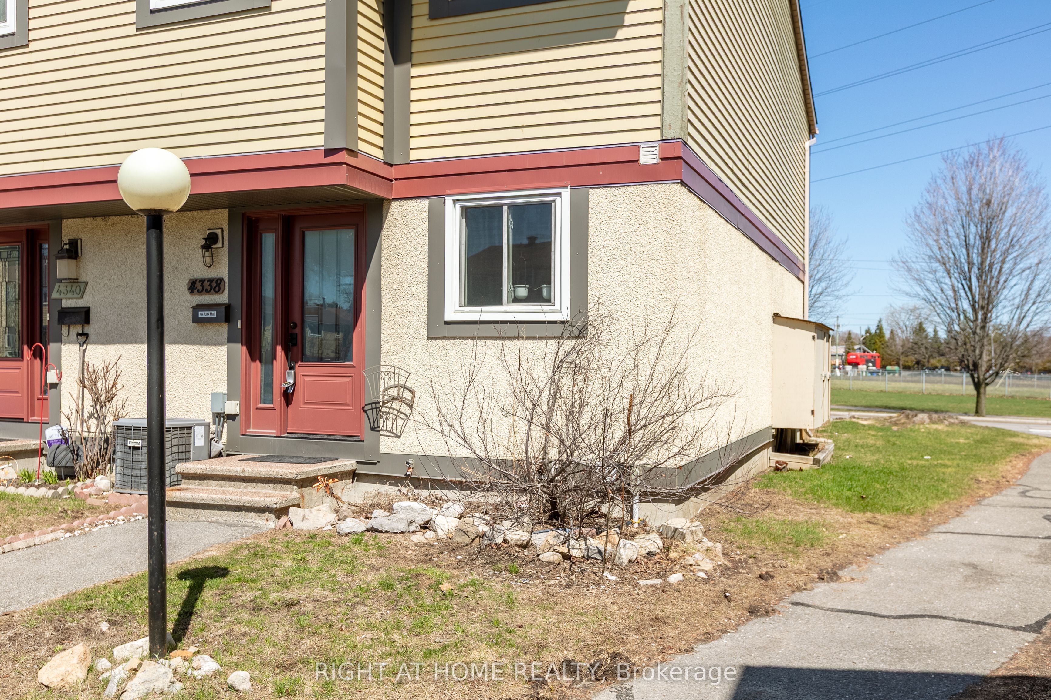 4338 Meadowvale Lane, Cyrville - Carson Grove - Pineview, ON K1B 5A2 photo 2