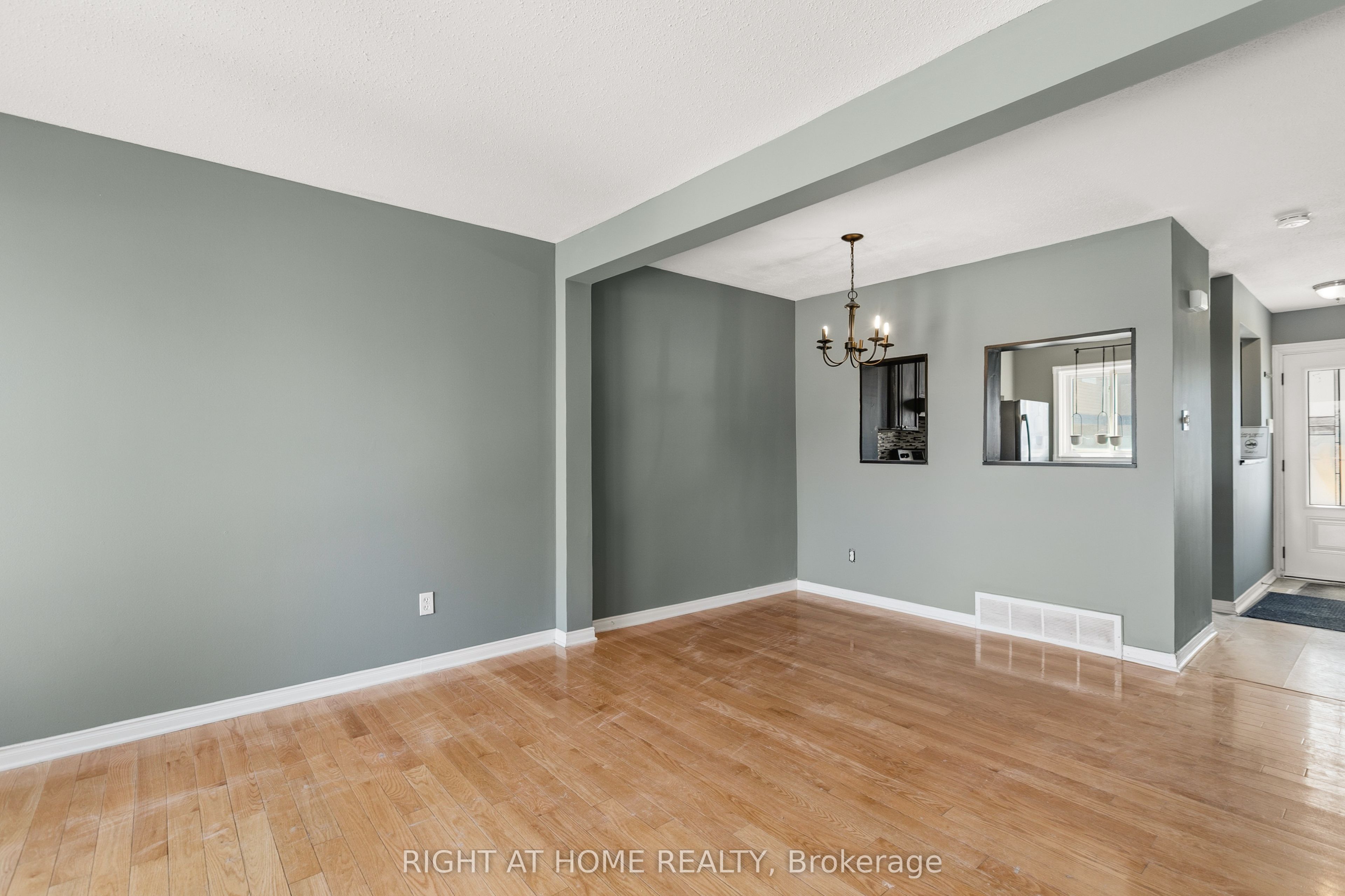 4338 Meadowvale Lane, Cyrville - Carson Grove - Pineview, ON K1B 5A2 photo 3