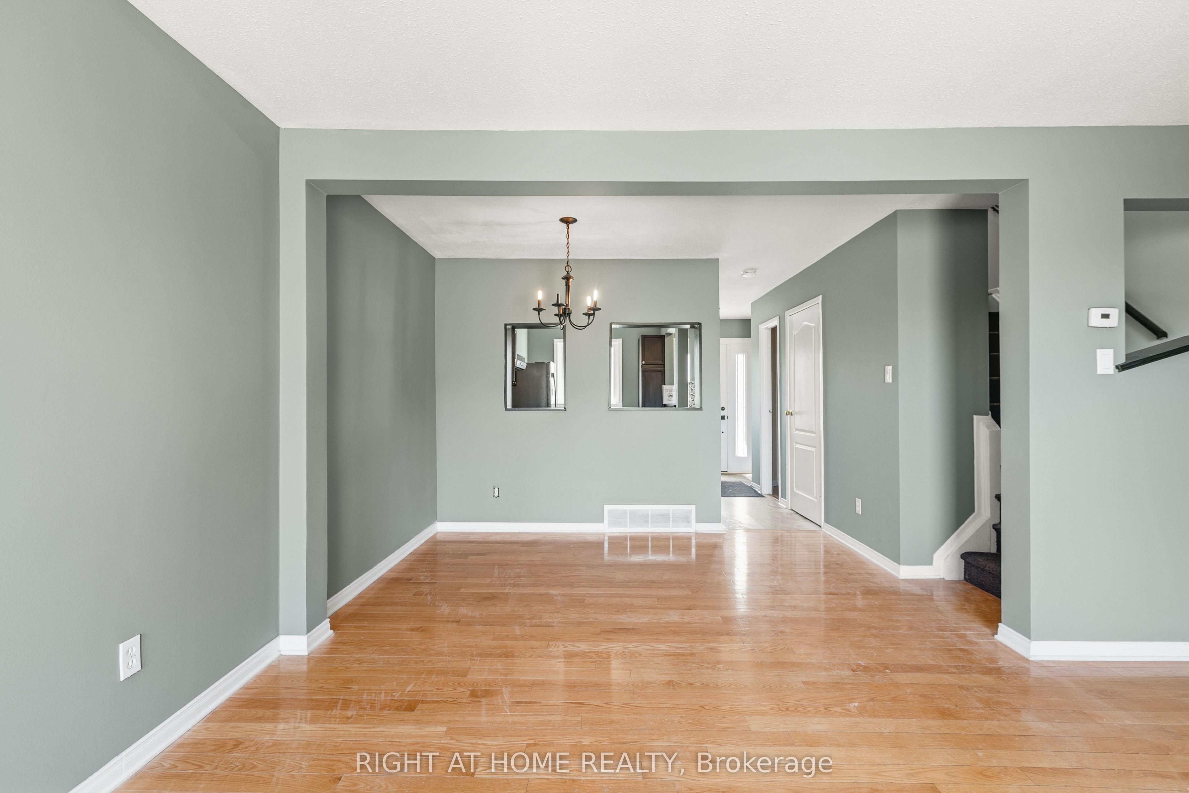 4338 Meadowvale Lane, Cyrville - Carson Grove - Pineview, ON K1B 5A2 photo 4