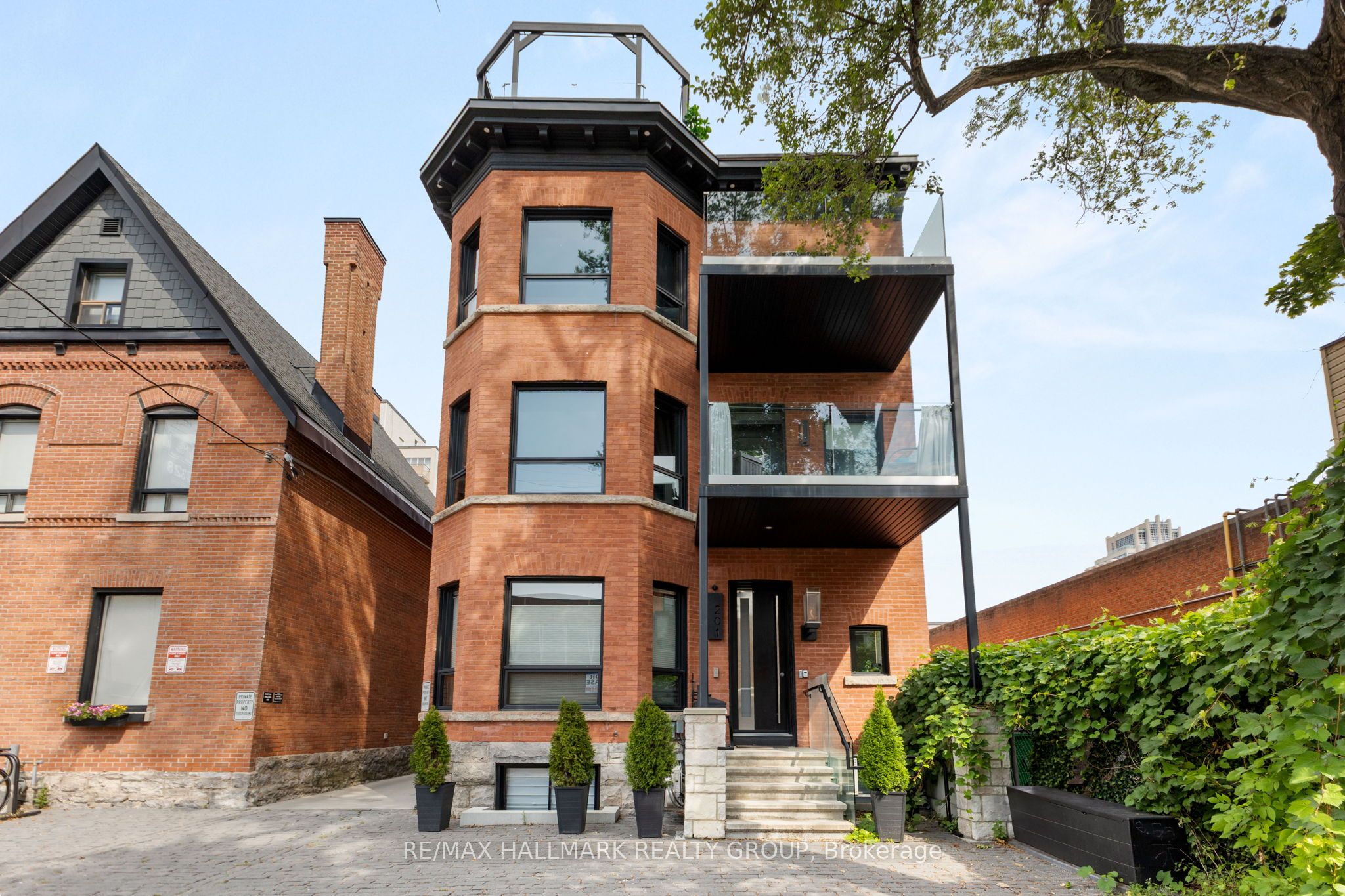 201 Maclaren Street 2, Ottawa Centre, ON K2P 0L4