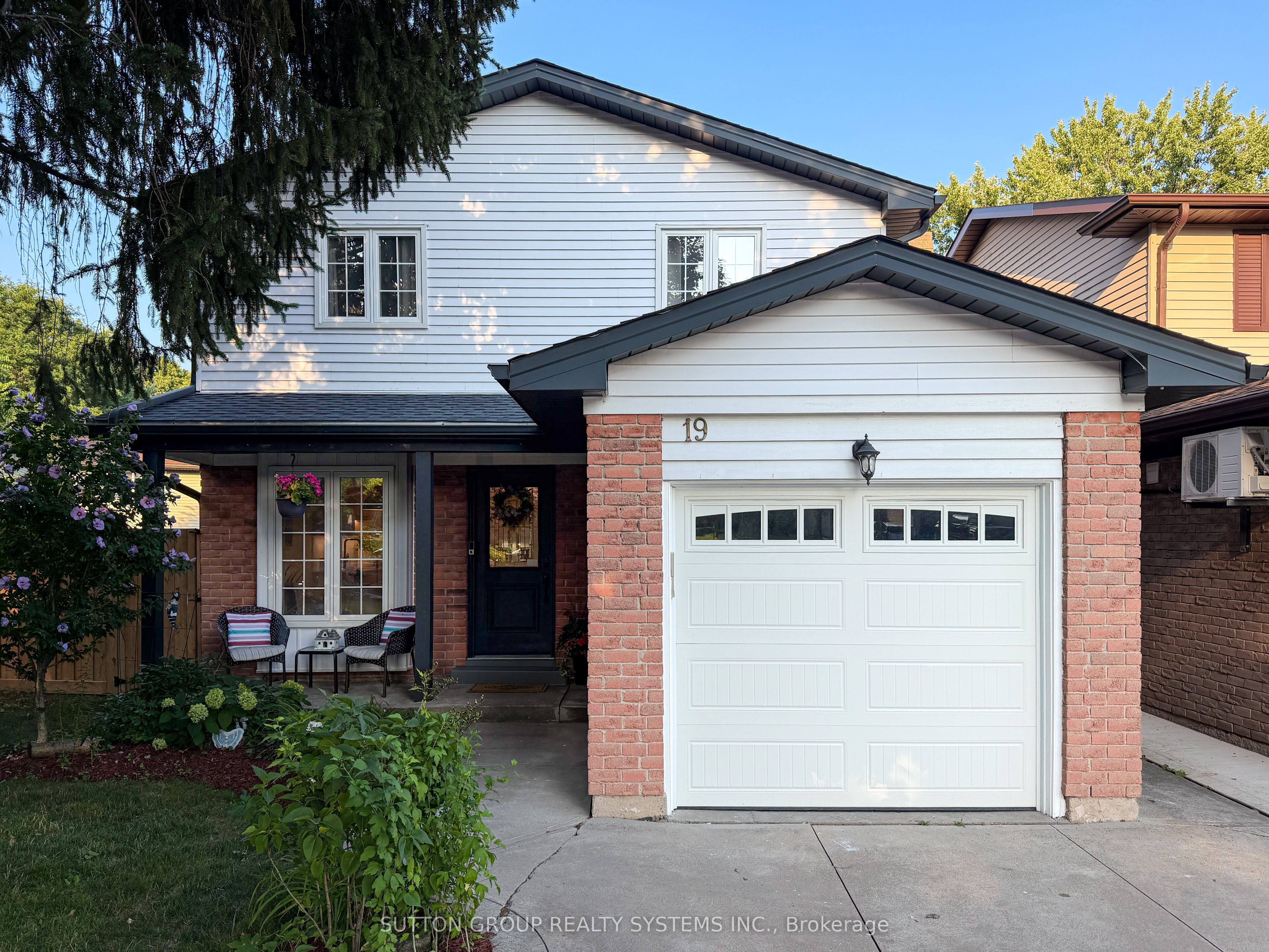19 Parkway Place, Hamilton, ON L9H 6K3