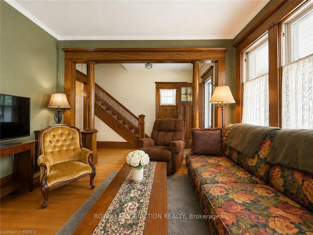 49 Palmerston Avenue, Brantford, ON N3T 4L1 photo 2