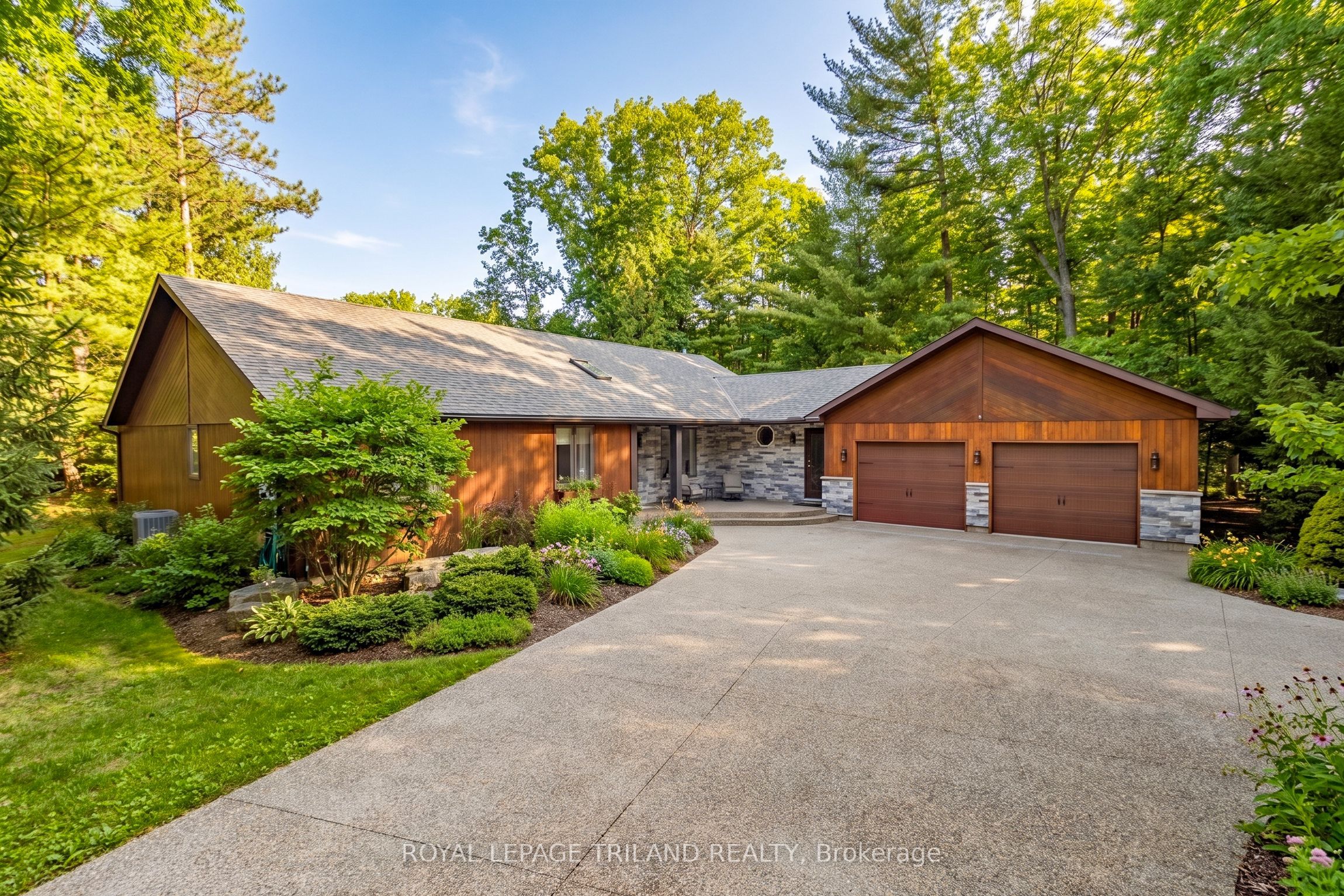 10498 Pinetree Drive, Lambton Shores, ON N0M 1T0