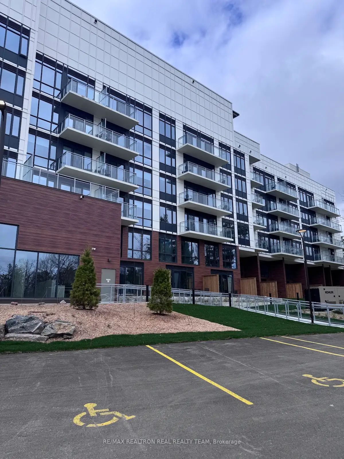 100 Carrick Trail 407, Gravenhurst, ON P1P 1T9