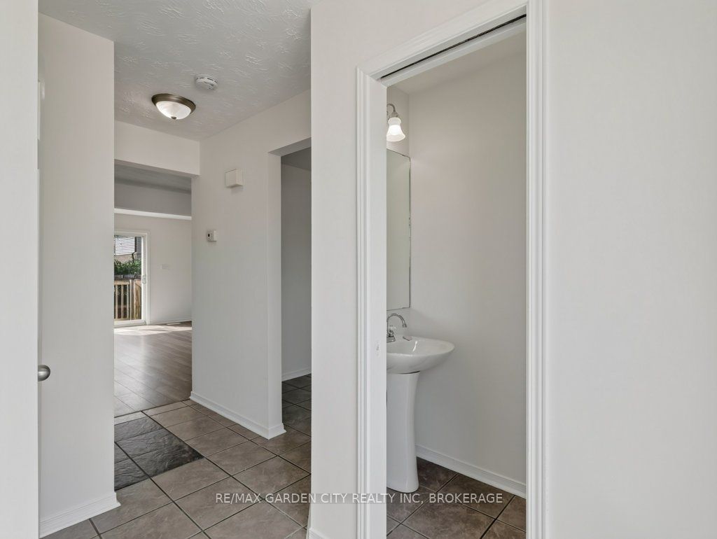 211 Morton Street S, Thorold, ON L2V 1C8 photo 4
