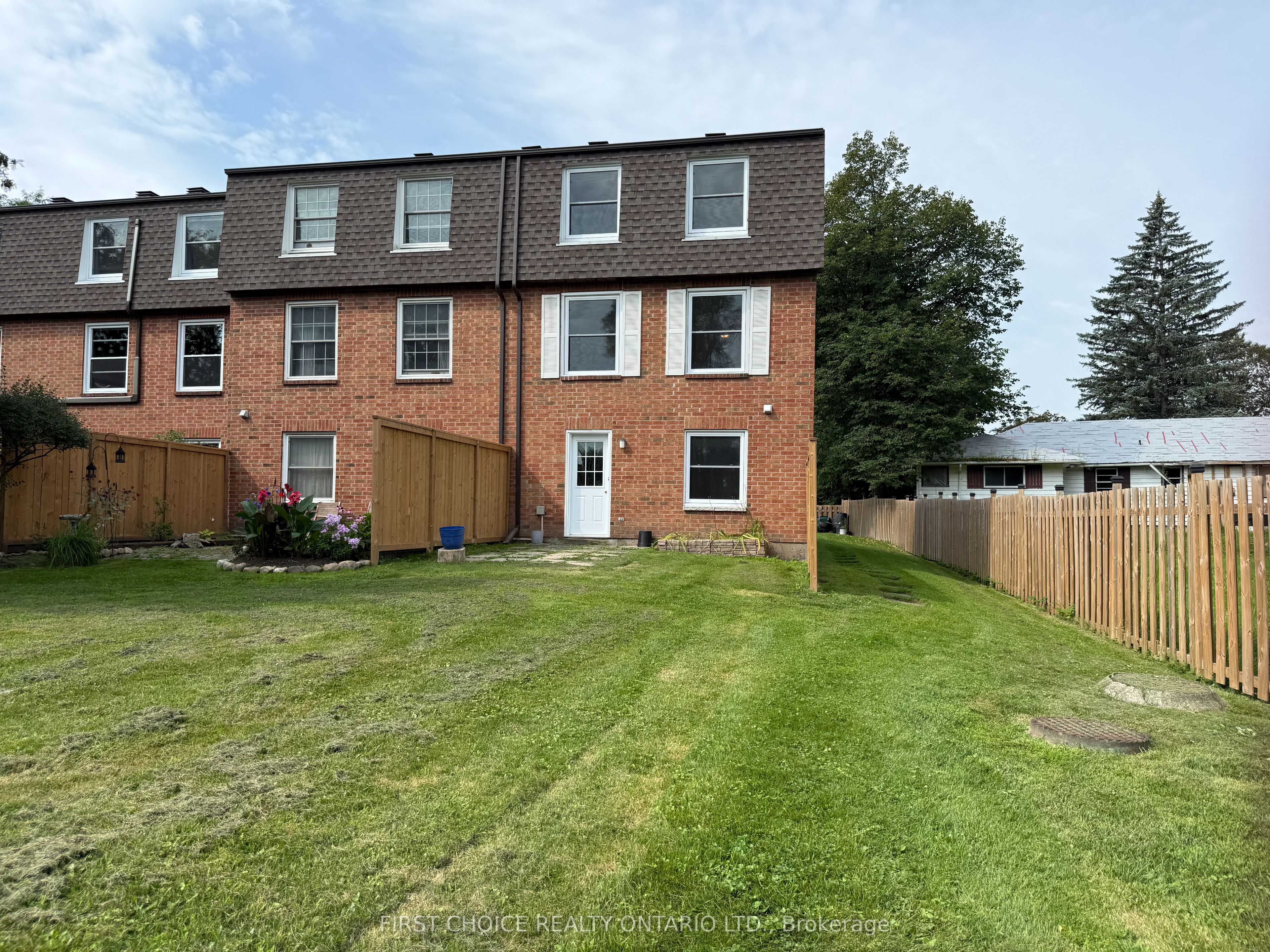 32 Appleby Private N, Mooneys Bay - Carleton Heights and Area, ON K2C 3P4 photo 2