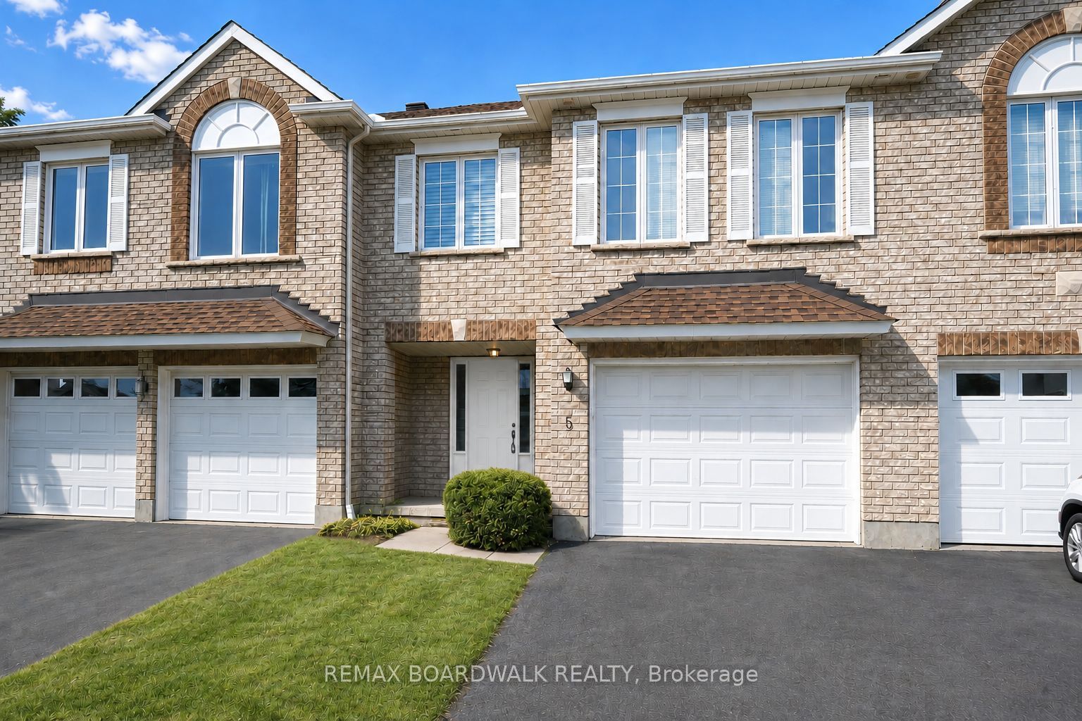 5 Maple Park Private, Blossom Park - Airport and Area, ON K1T 4A6
