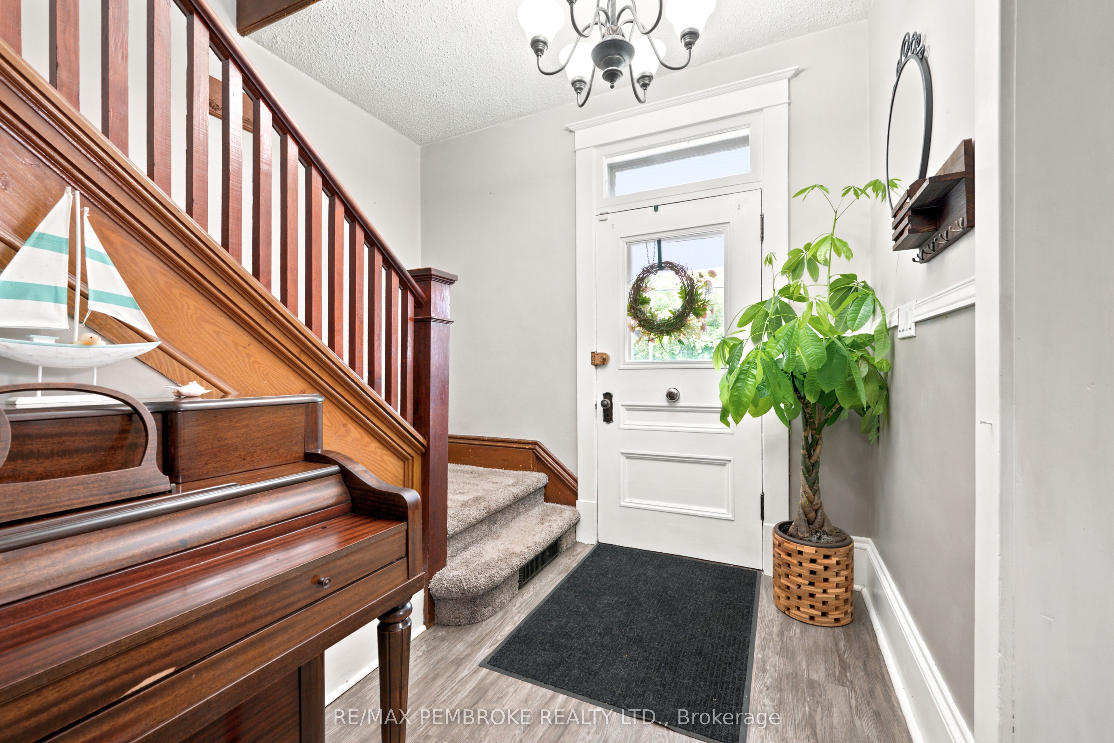 550 Mary Street, Pembroke, ON K8A 5X3 photo 3
