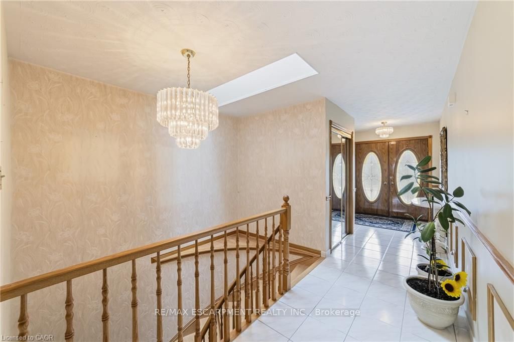 546 Dicenzo Drive, Hamilton, ON L9C 2C3 photo 5