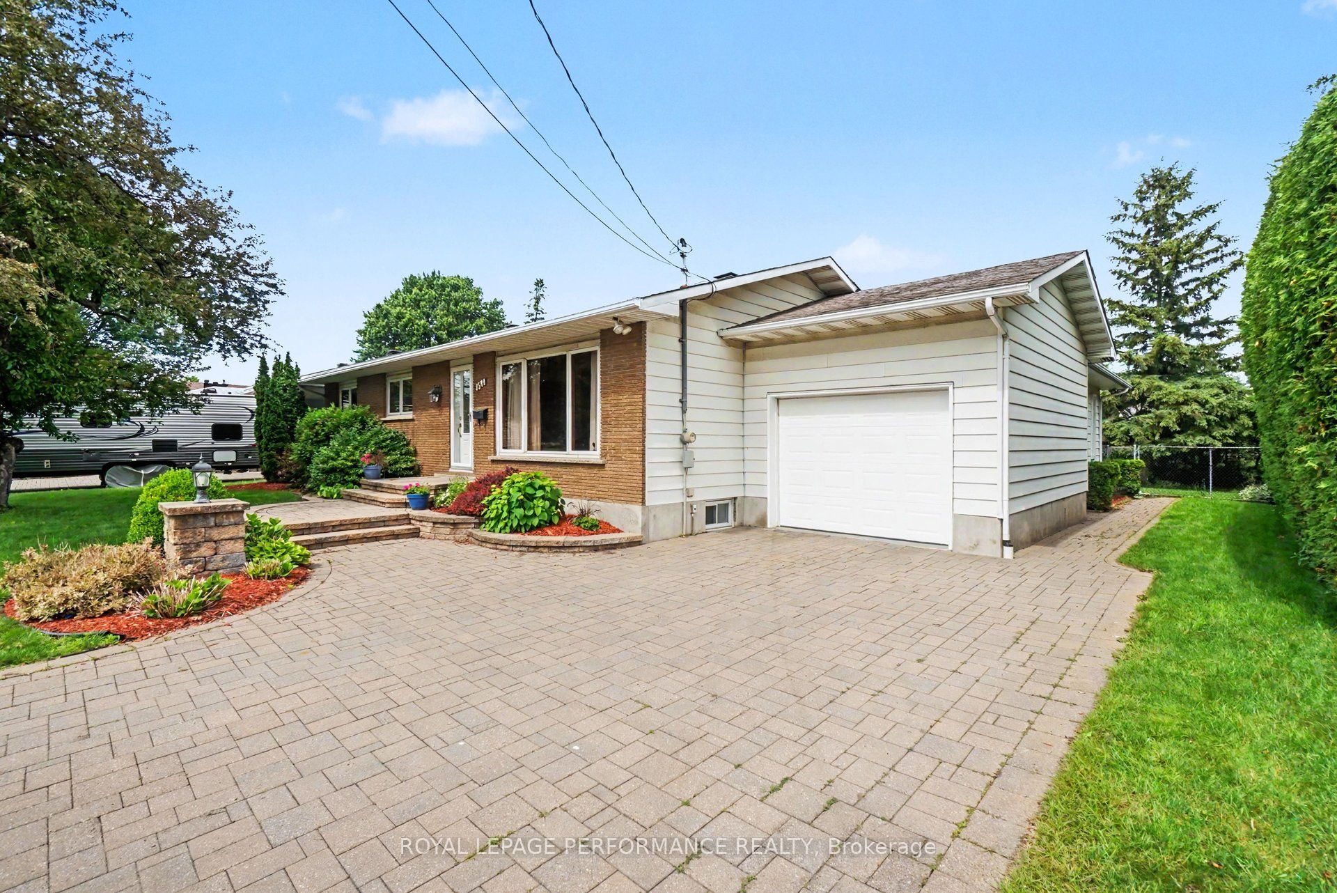 1599 Maxime Street, Cyrville - Carson Grove - Pineview, ON K1B 3K9 photo 2