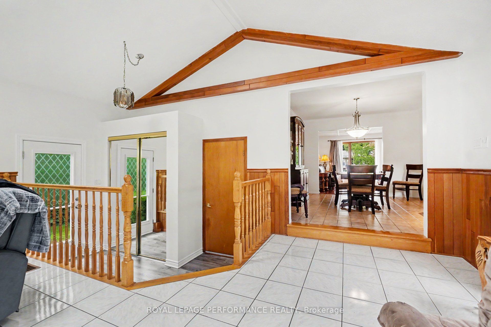 1599 Maxime Street, Cyrville - Carson Grove - Pineview, ON K1B 3K9 photo 3