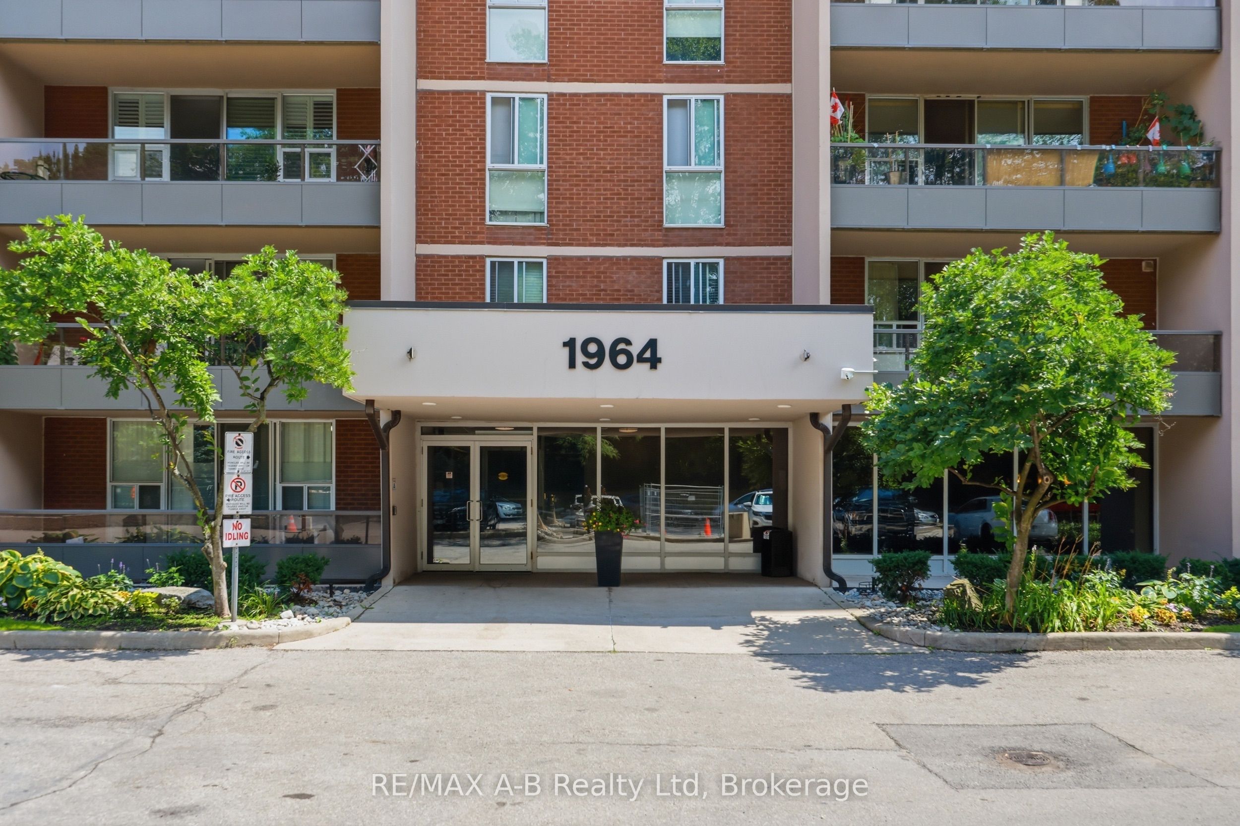 1964 Main Street W 805, Hamilton, ON L8S 1J5 photo 2