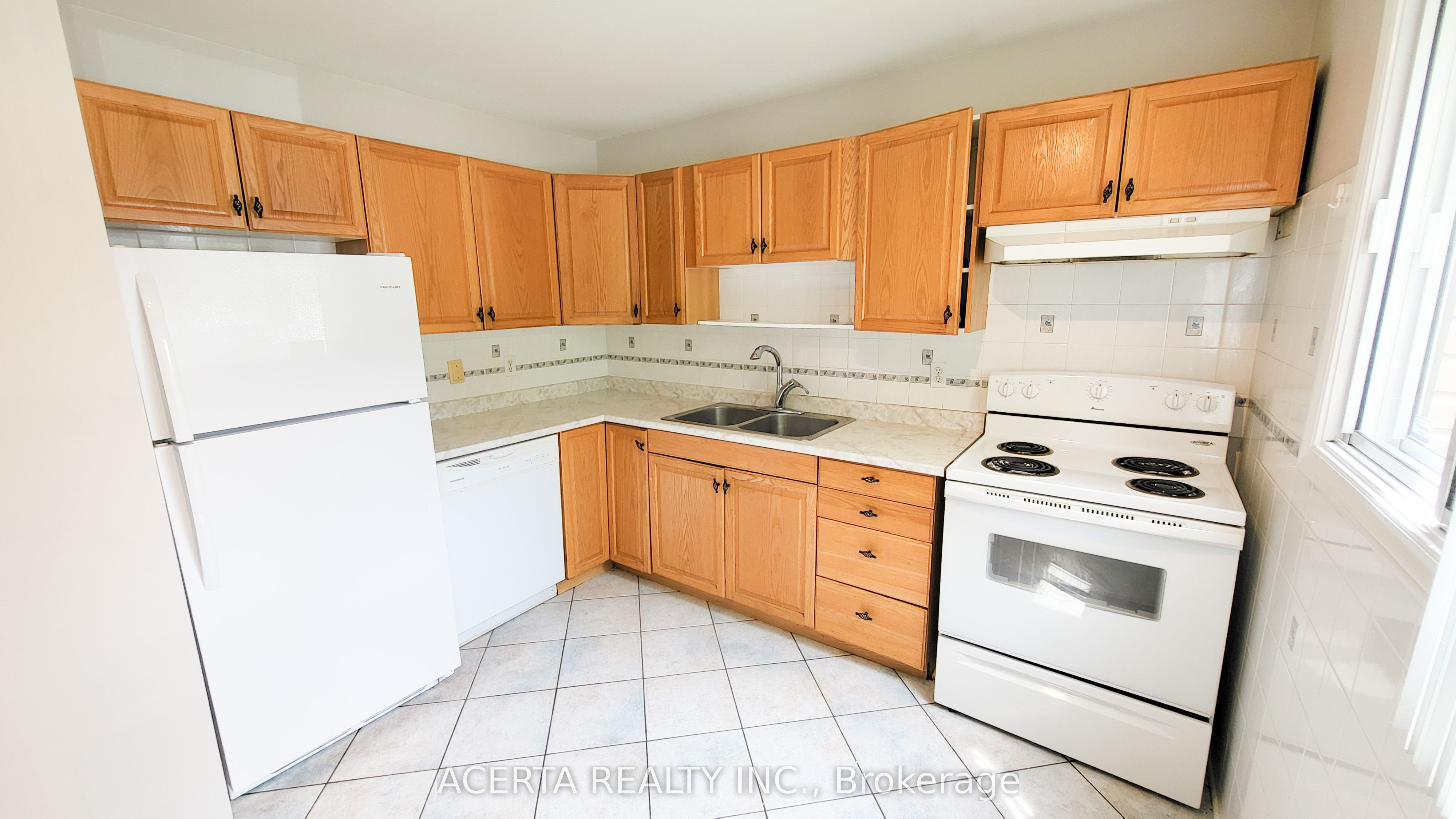 249 TEAL Crescent, Orleans - Cumberland and Area, ON K1E 2C3 photo 2