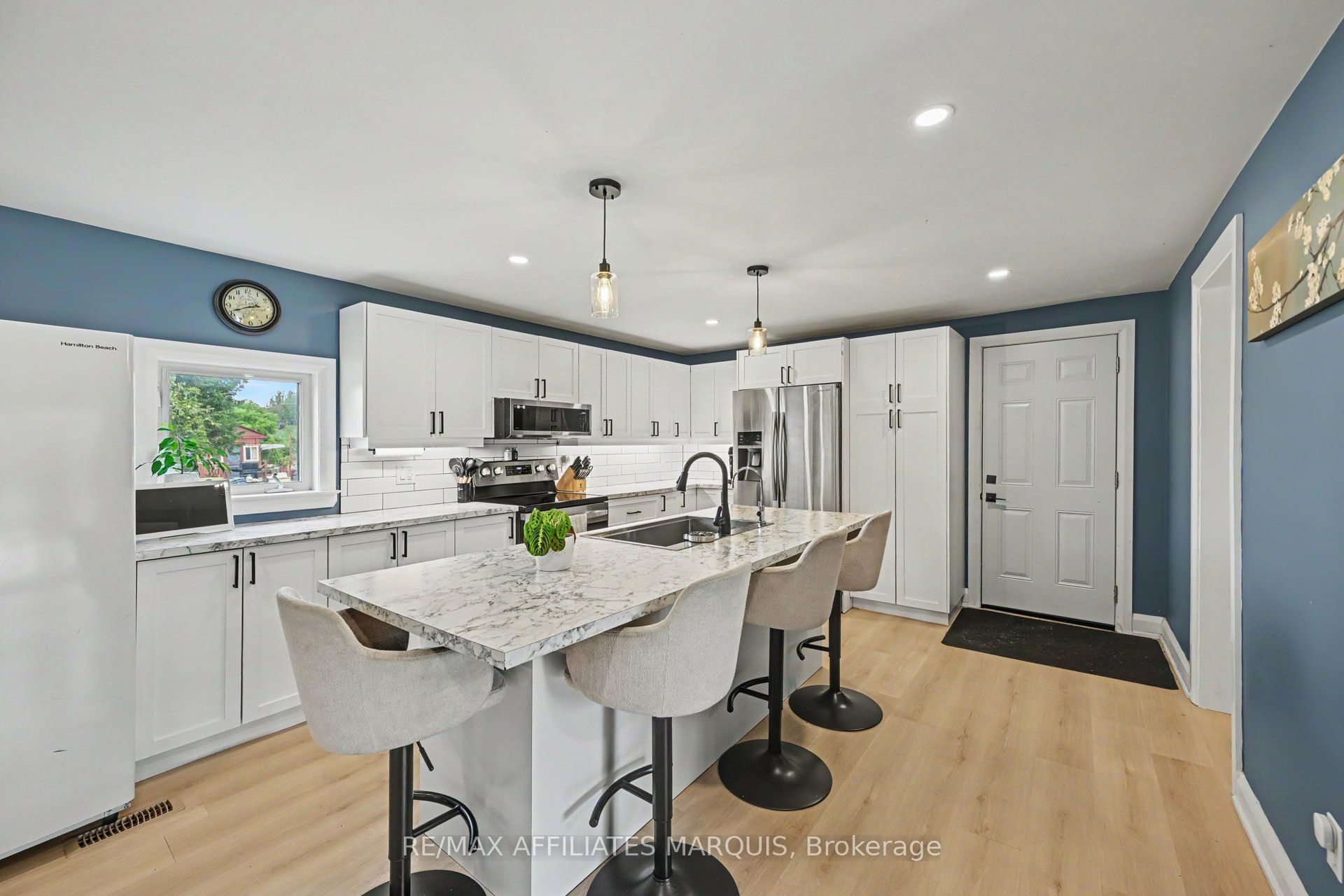 31 Minto Avenue, Montague, ON K7A 2X8 photo 4