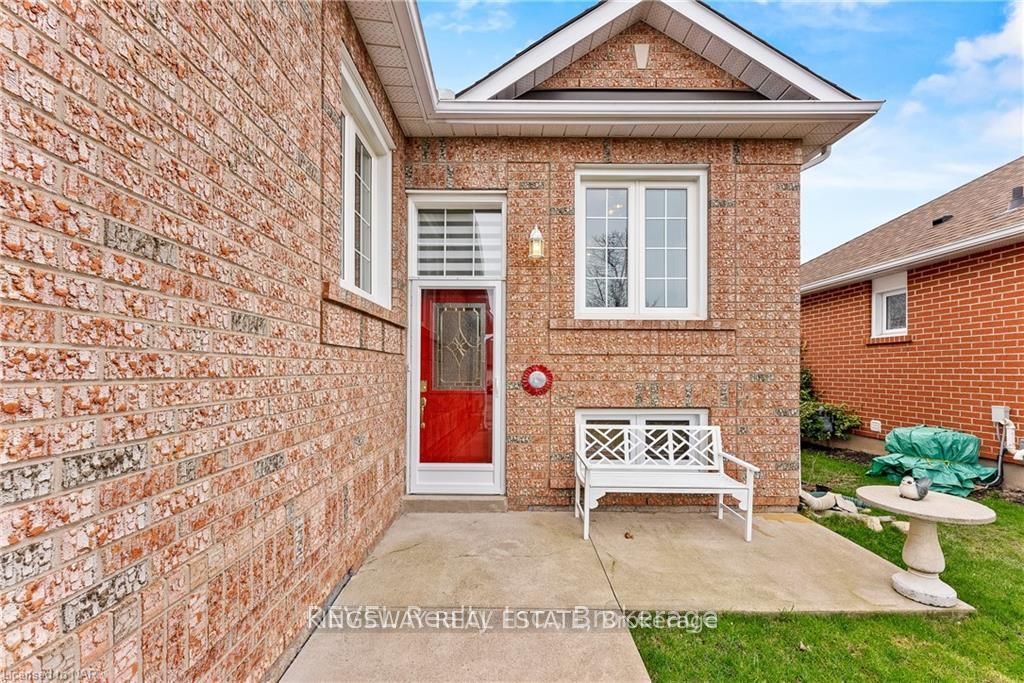 11 JACKSON Court W, Welland, ON L3C 7G2 photo 3