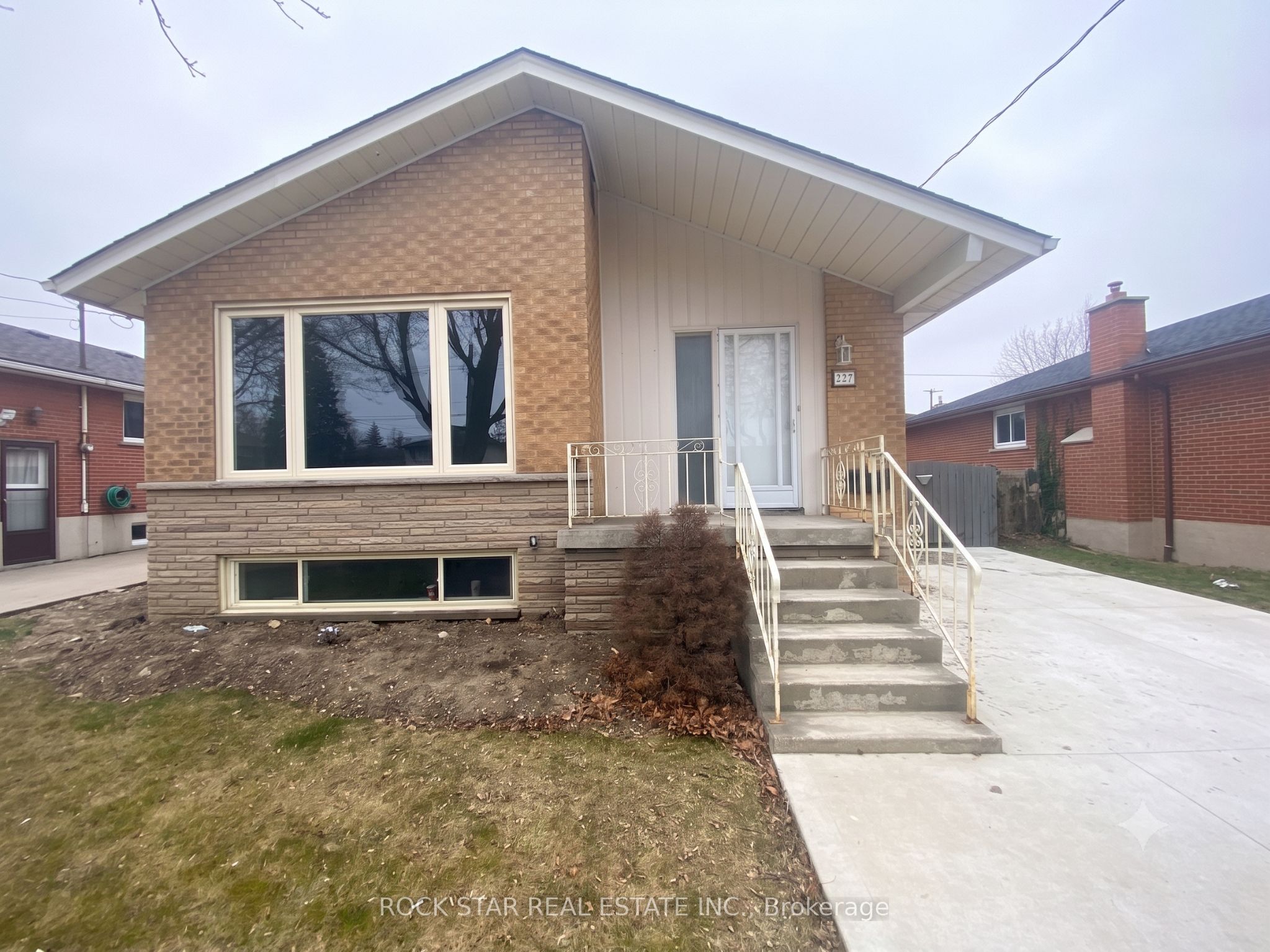 227 Fernwood Crescent Main, Hamilton, ON L8T 3L7