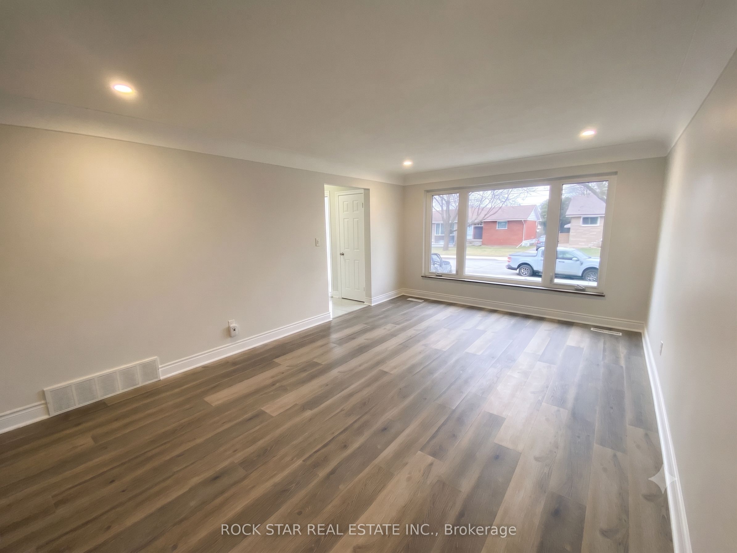 227 Fernwood Crescent Main, Hamilton, ON L8T 3L7 photo 2