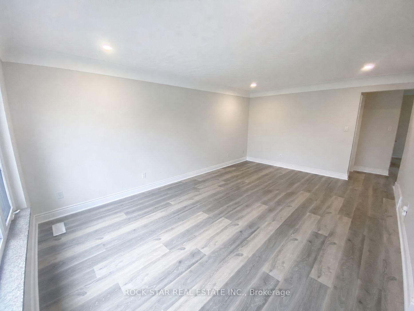 227 Fernwood Crescent Main, Hamilton, ON L8T 3L7 photo 3
