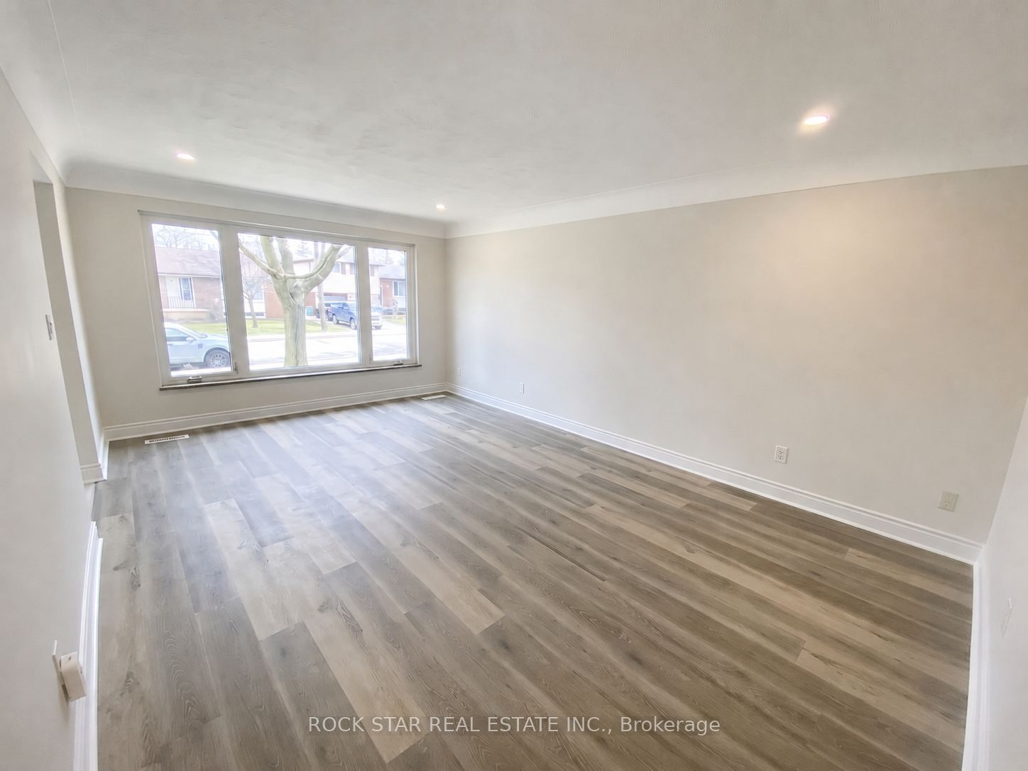 227 Fernwood Crescent Main, Hamilton, ON L8T 3L7 photo 4