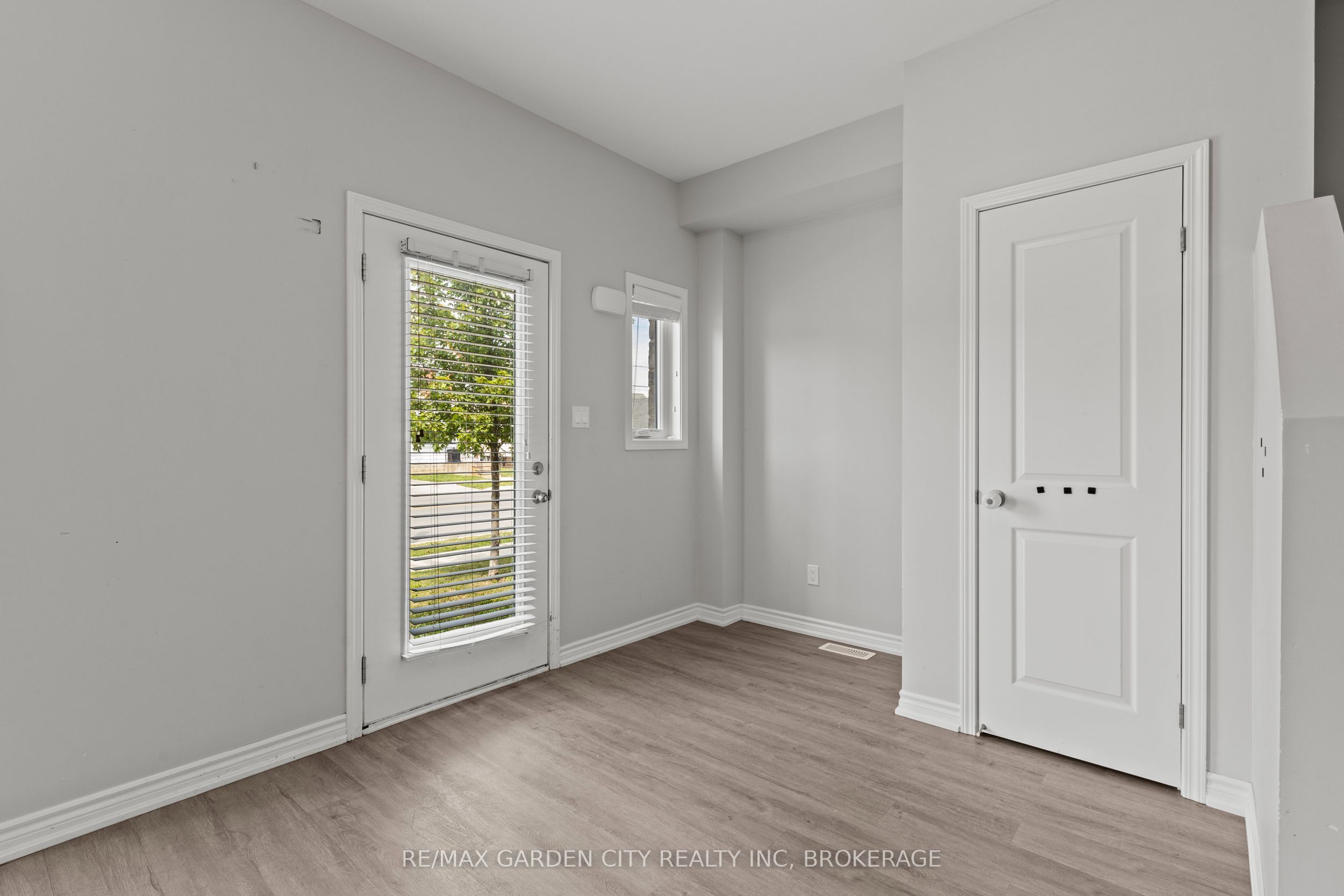 182 BROADWAY Lane 8, Welland, ON L3C 5L5 photo 3