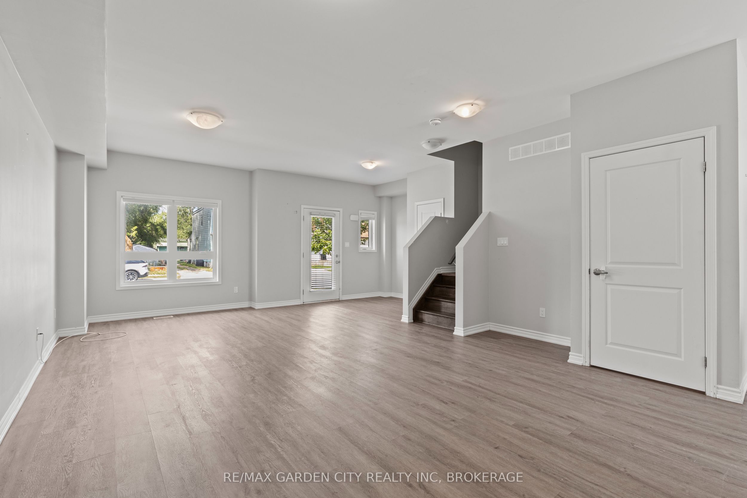 182 BROADWAY Lane 8, Welland, ON L3C 5L5 photo 4