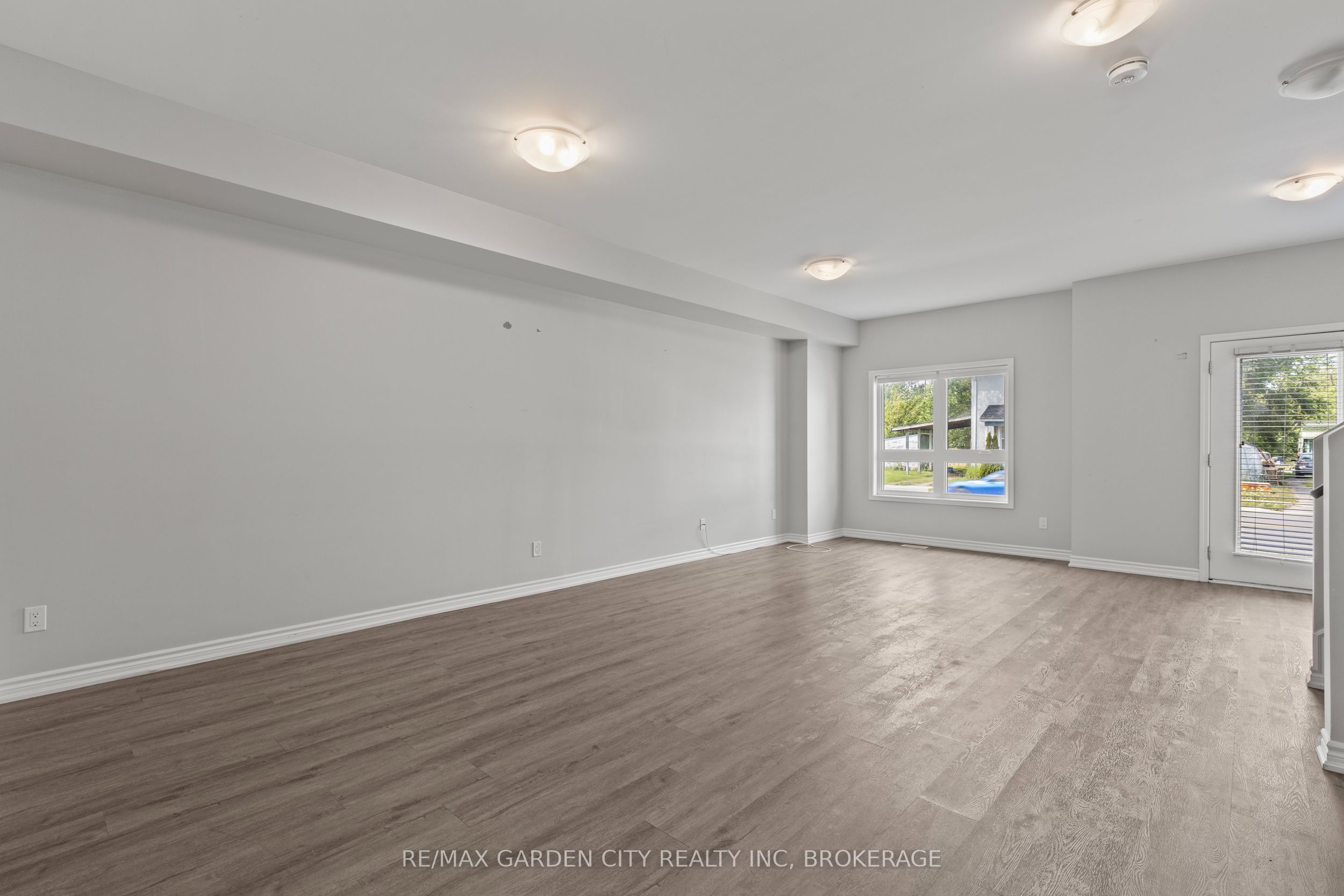 182 BROADWAY Lane 8, Welland, ON L3C 5L5 photo 5
