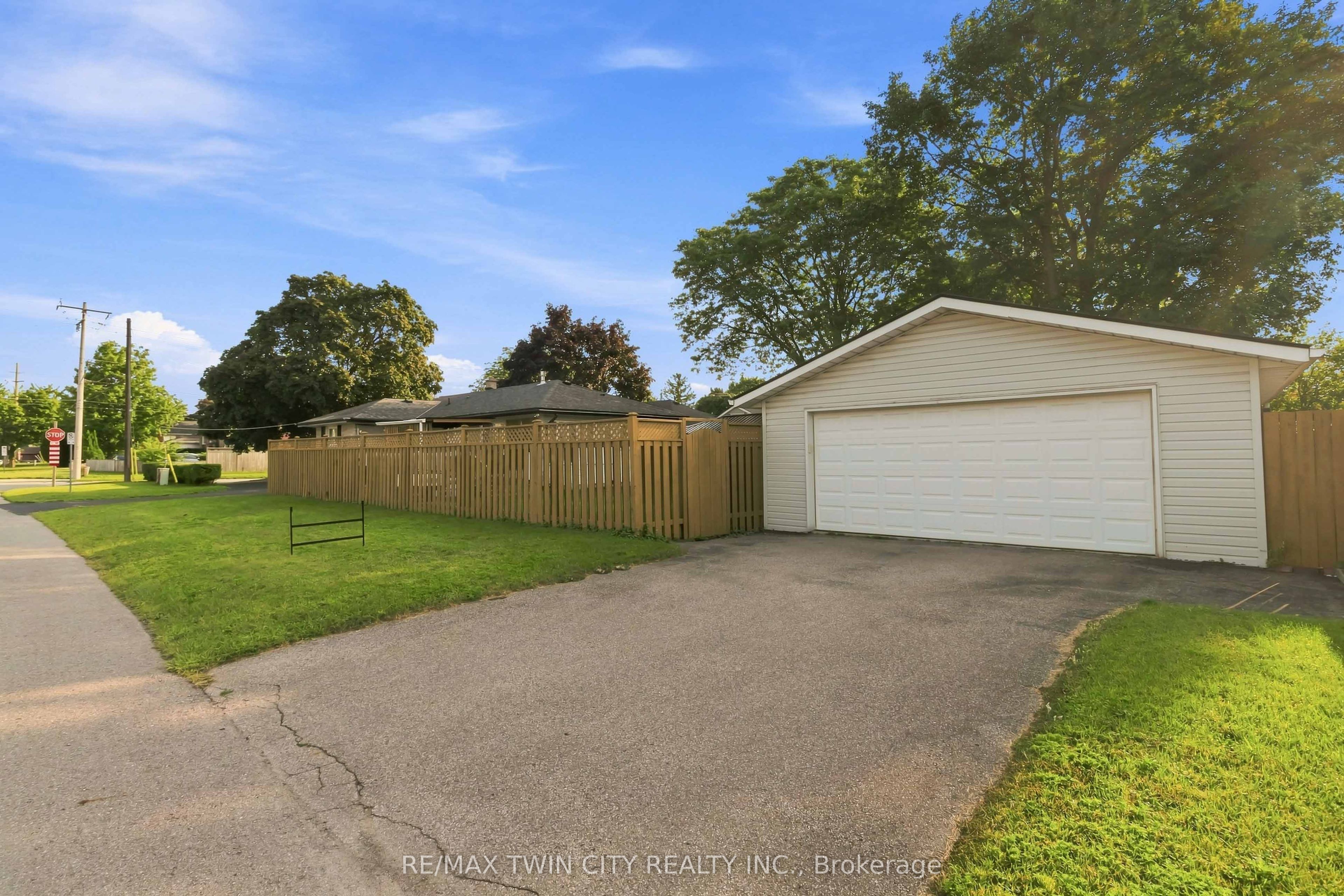46 Fairview Drive, Brantford, ON N3R 2W7 photo 2