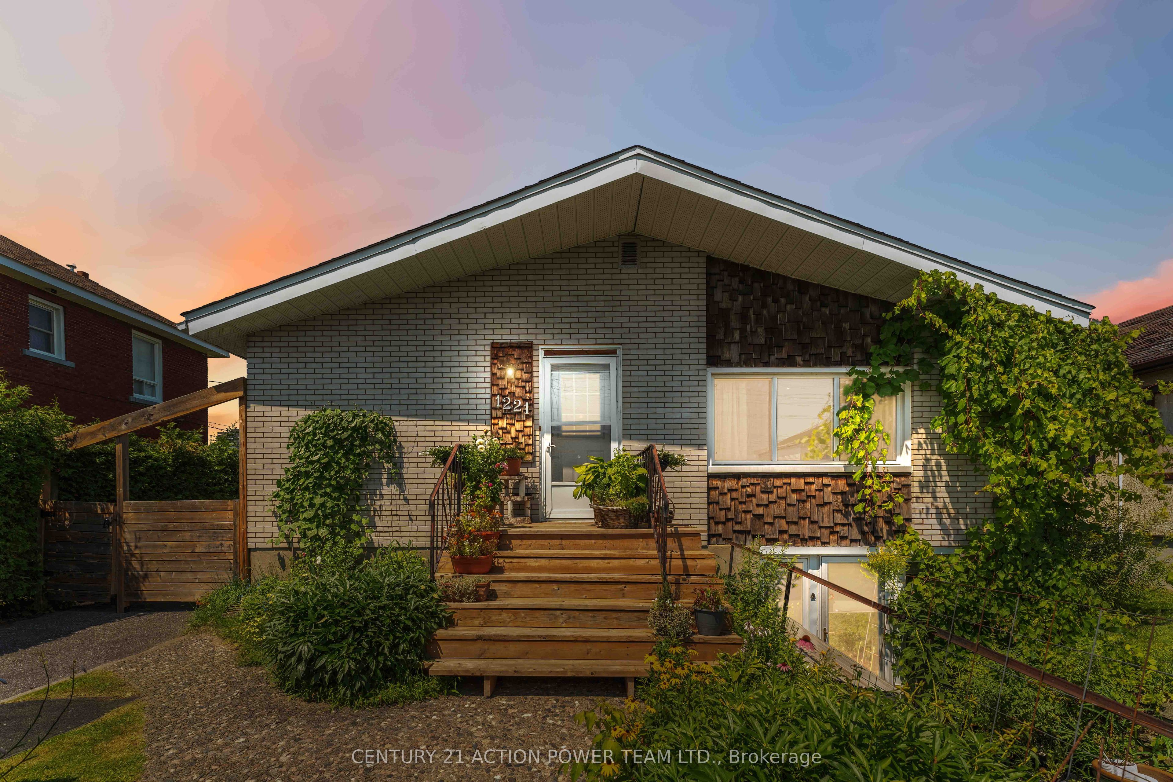 1221 Kitchener Avenue W, Hunt Club - South Keys and Area, ON K1V 6W4